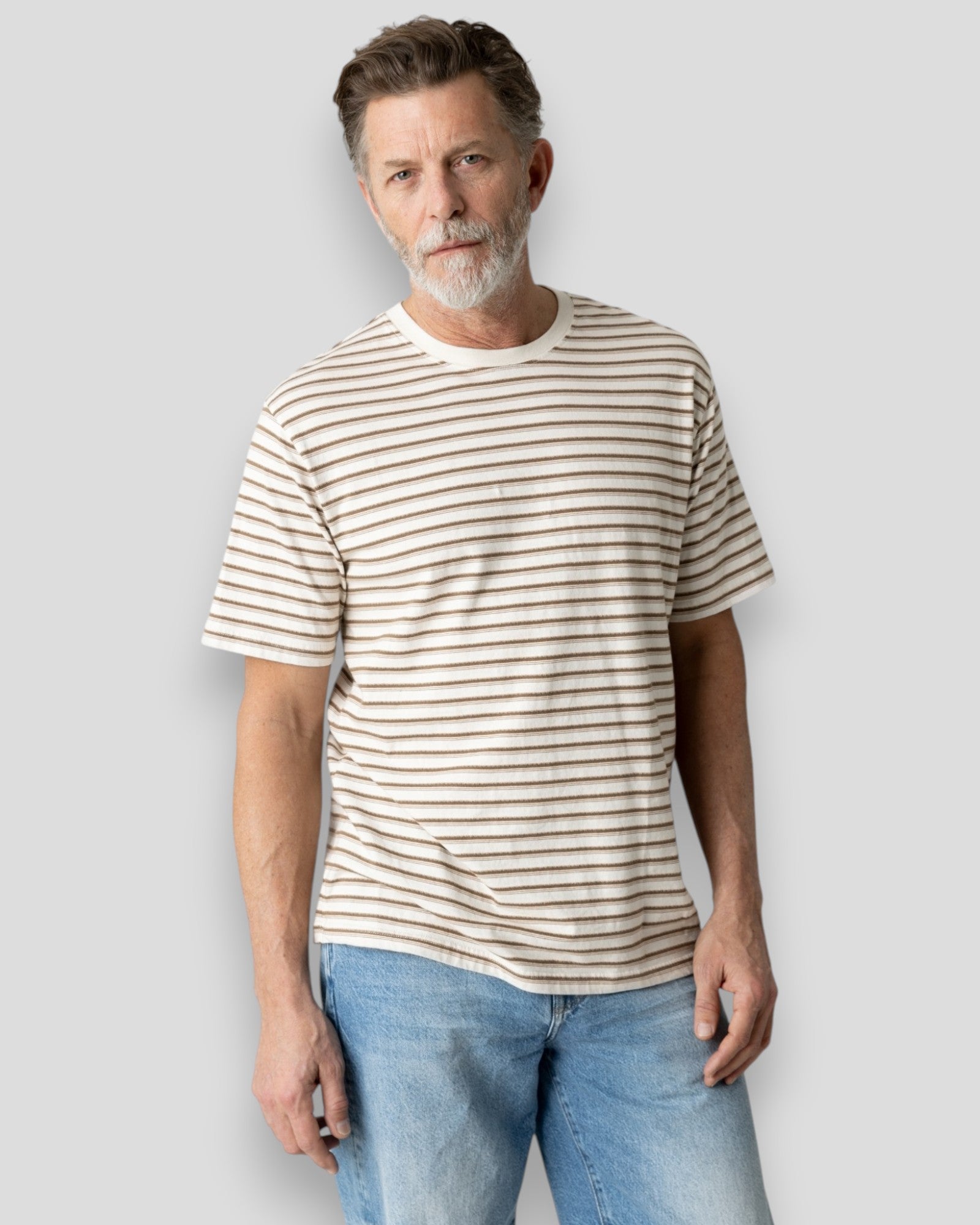 Dani Stripe O-SS Tee fra Mos Mosh i toastet kokosfarve, blød bomuldst-shirt med stribemønster og rund hals.