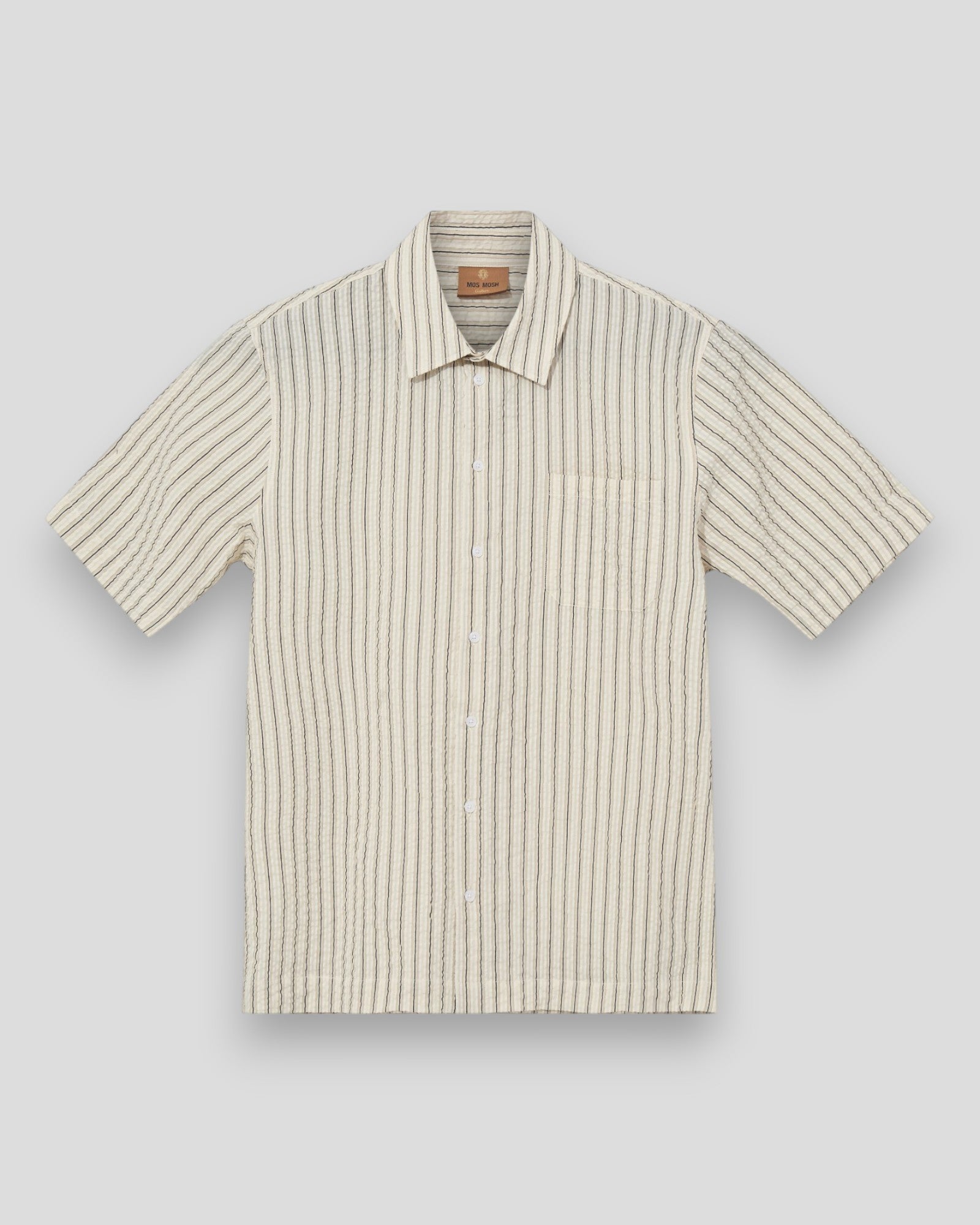 Marlon SS Stripe Skjorte fra Mos Mosh i blå og hvid med striber, visuelt præget af et stilfuldt, afslappet design.