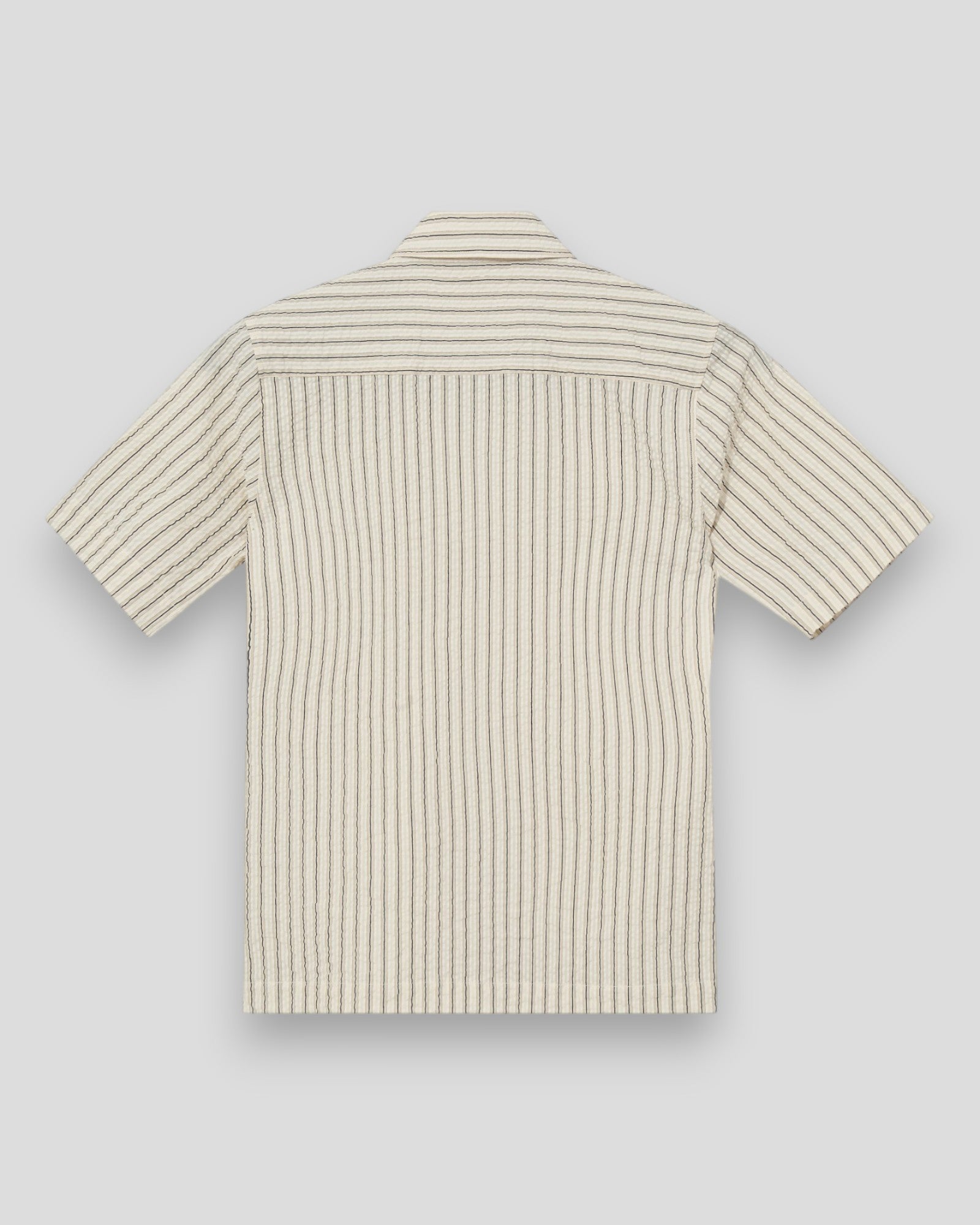 Marlon SS Stripe Skjorte fra Mos Mosh Gallery med blå og hvid stribe, afslappet pasform, vises på model.