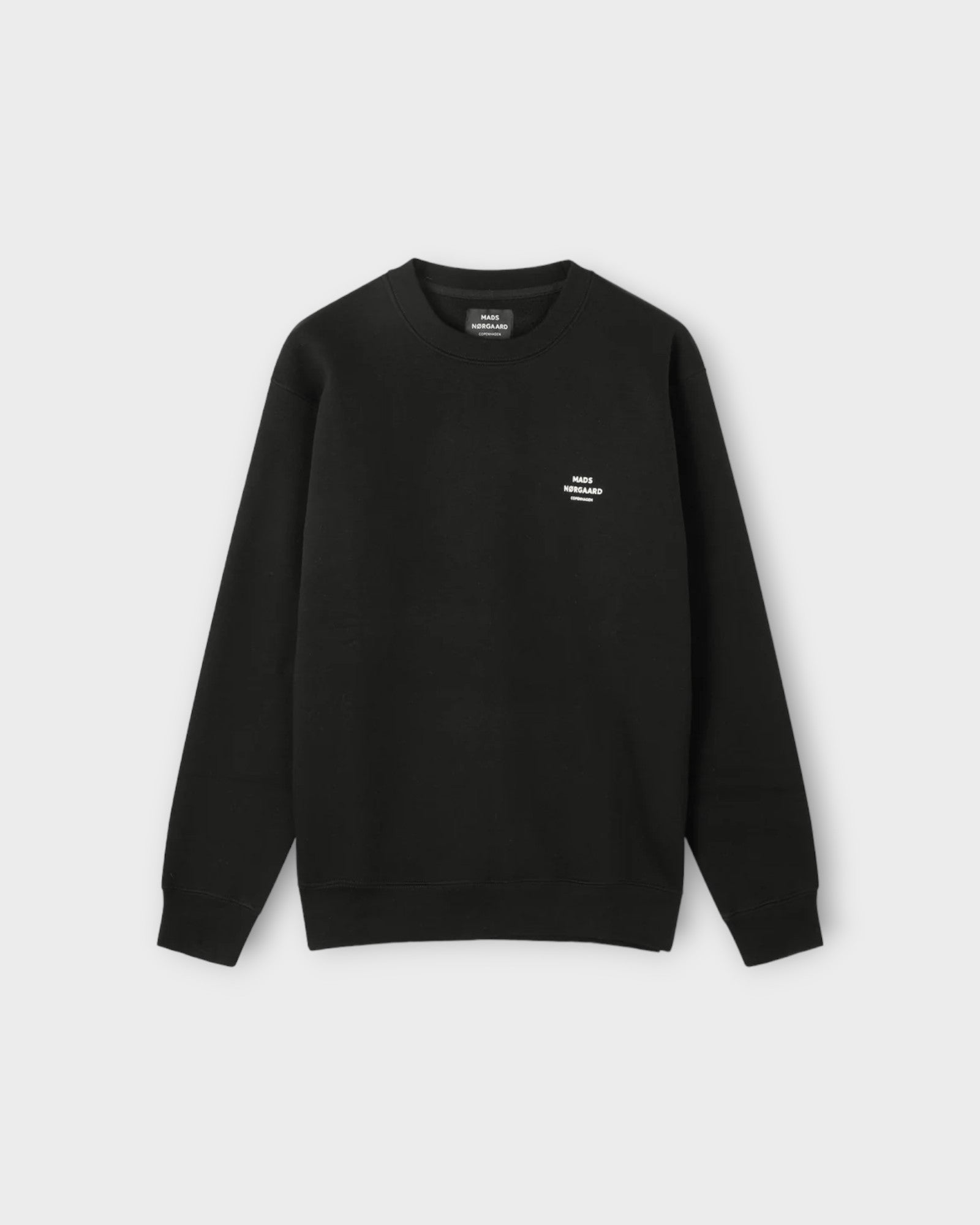 Crew Logo Sweat Black - Sort Mads Nørgaard Sweatshirt til mænd. Her set forfra.