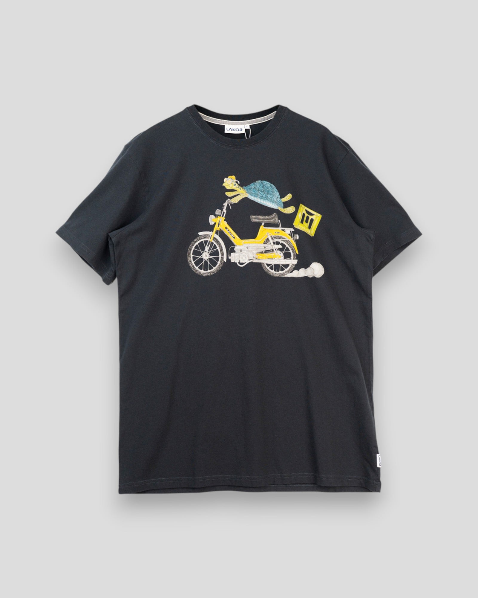 Lakor Maxi Speed T-shirt i Moonless Night farve, blød bomulds-Tee med sporty design og rund hals, vist på model.