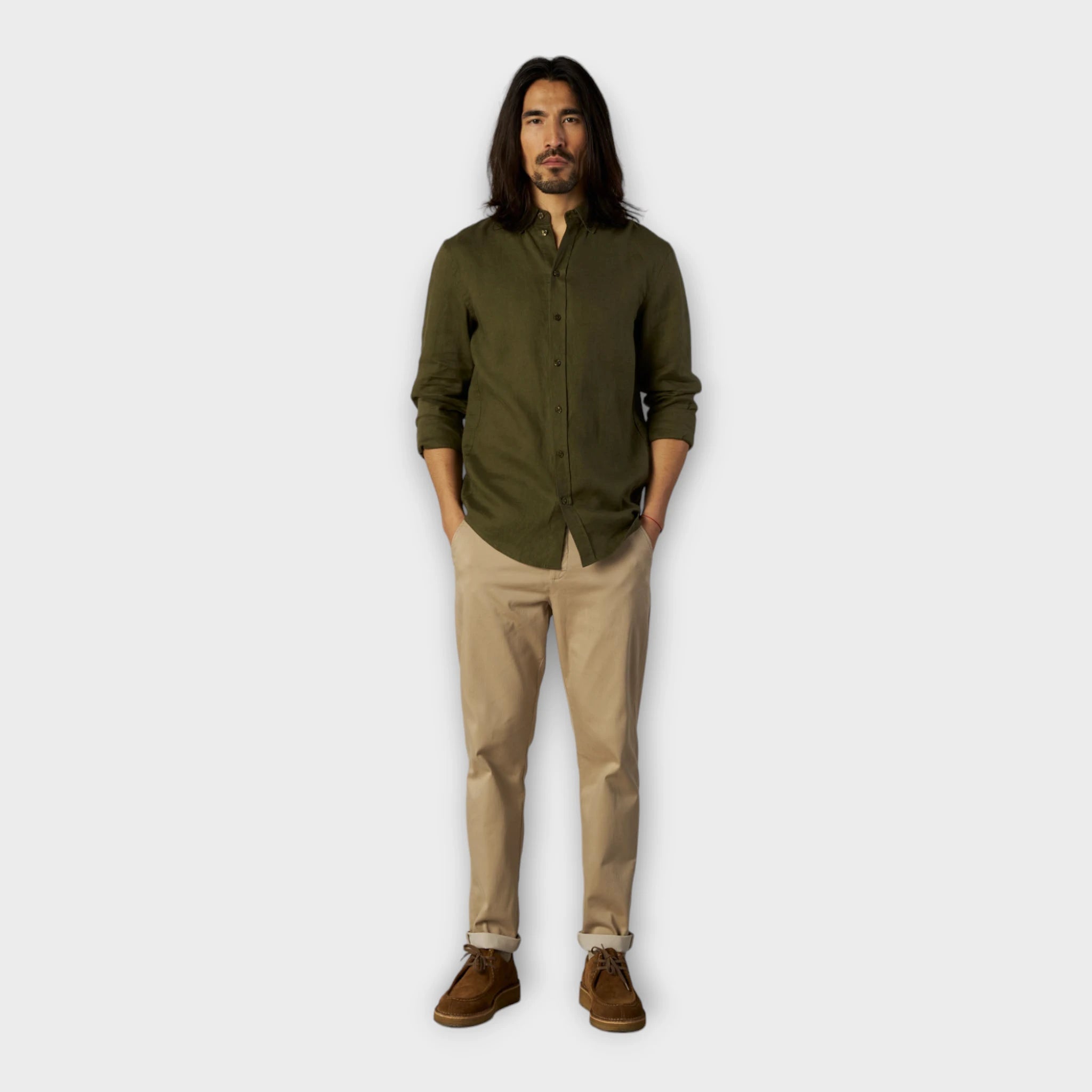 Mos Mosh Gallery Theo Linen Shirt Dk Army Green, grøn hørskjorte til mænd. Her set på mandlig model i fuld figur forfra.