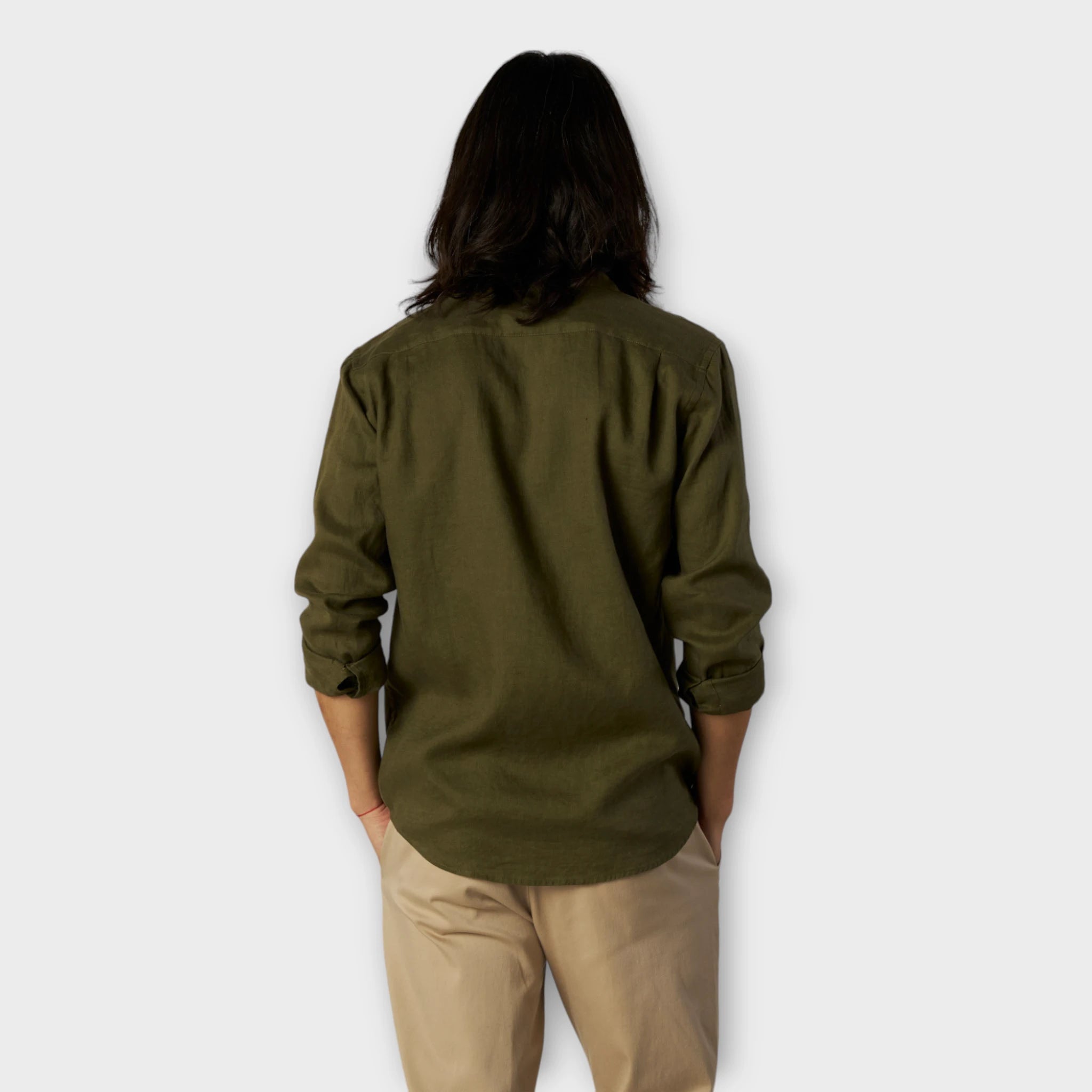 Mos Mosh Gallery Theo Linen Shirt Dk Army Green, grøn hørskjorte til mænd. Her set på model bagfra.