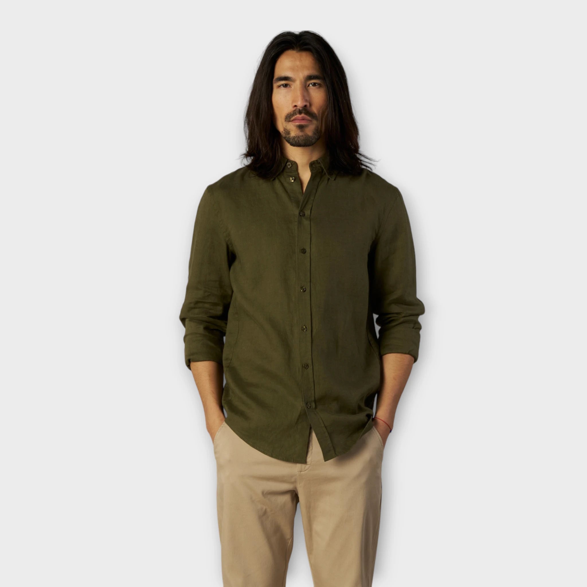 Mos Mosh Gallery Theo Linen Shirt Dk Army Green, grøn hørskjorte til mænd. Her set på model forfra.