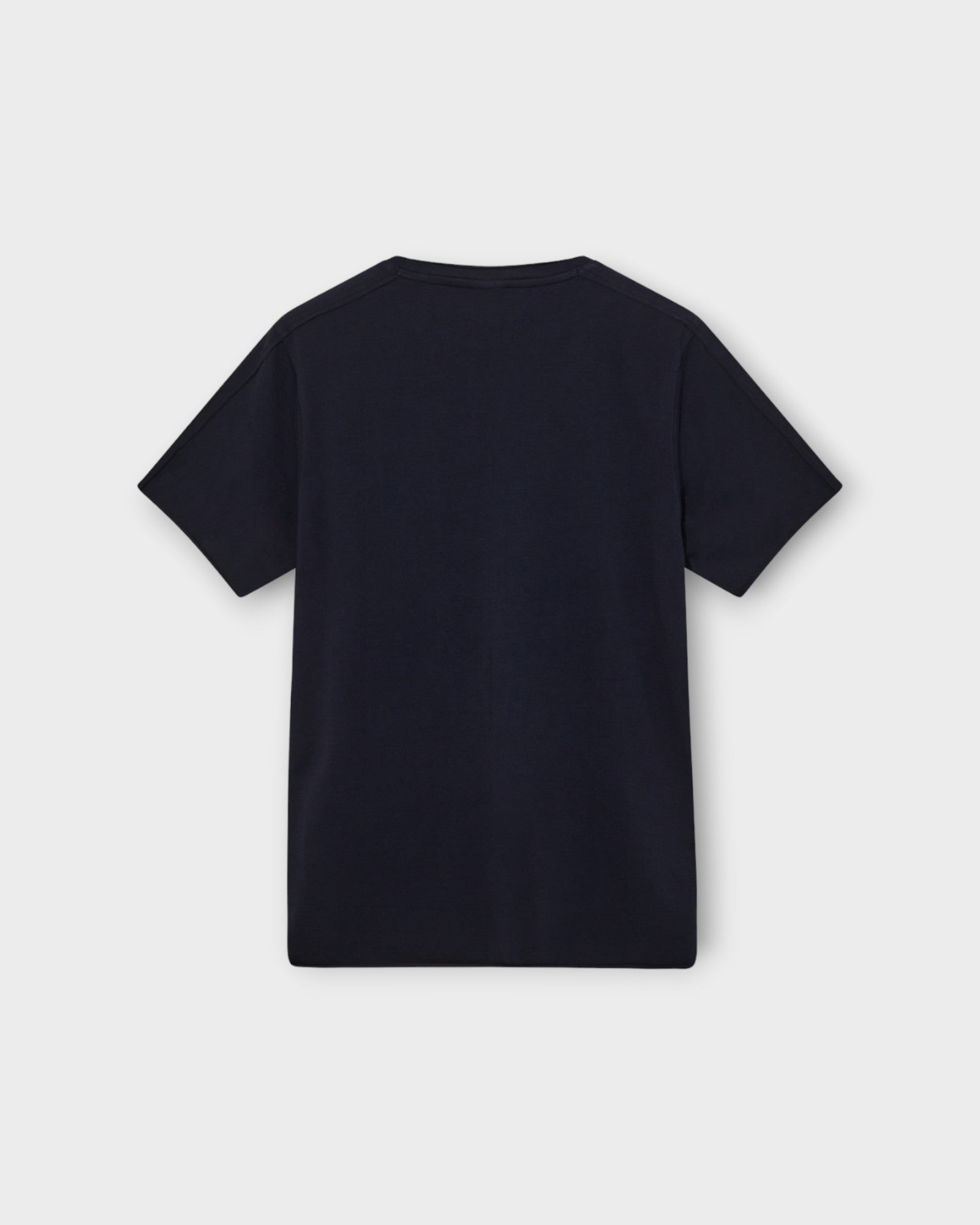 Todd SS Tee Navy fra Mos Mosh Gallery. Mørkeblå T-shirt til mænd. Her set bagfra.