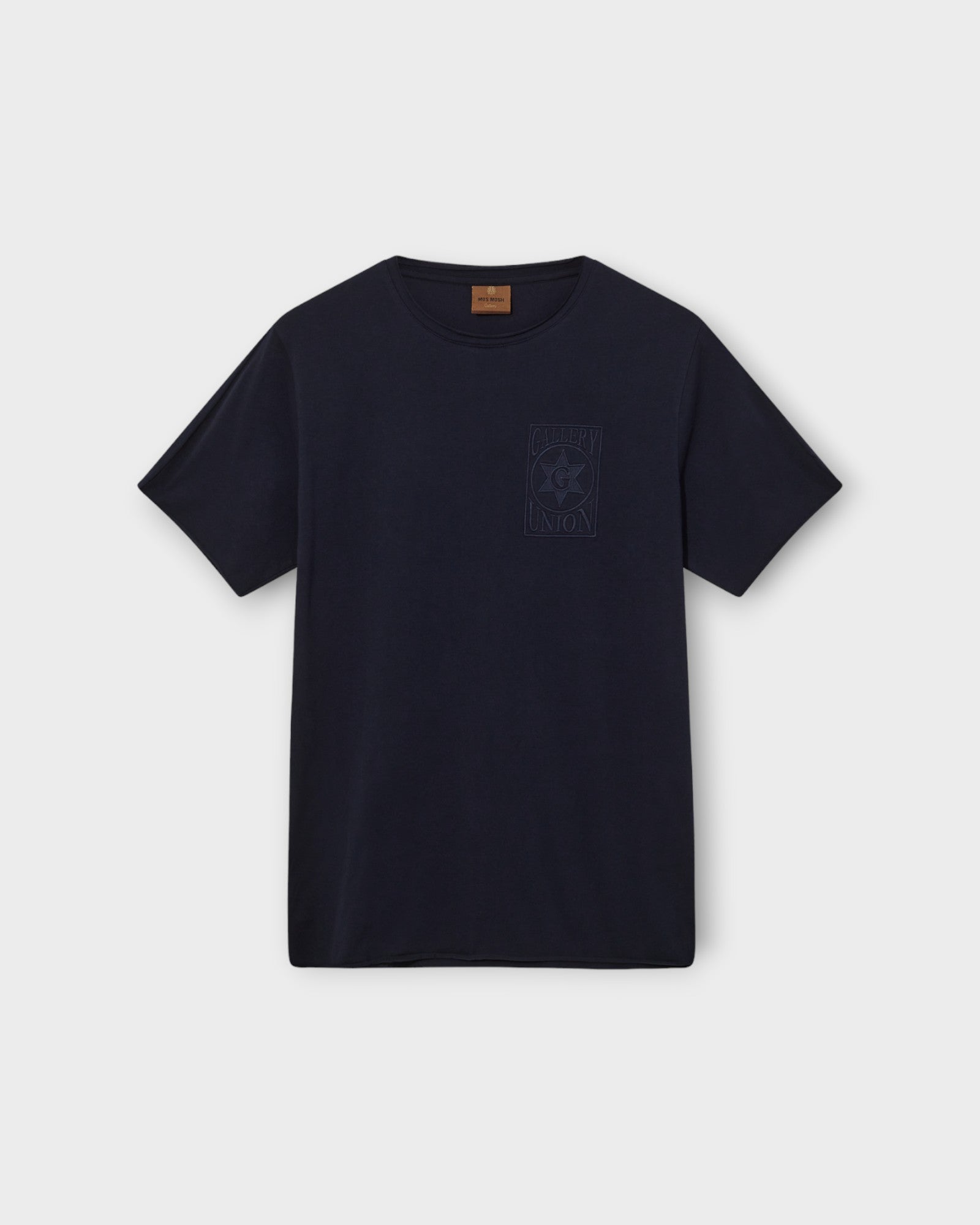 Todd SS Tee Navy fra Mos Mosh Gallery. Mørkeblå T-shirt til mænd. Her set forfra.