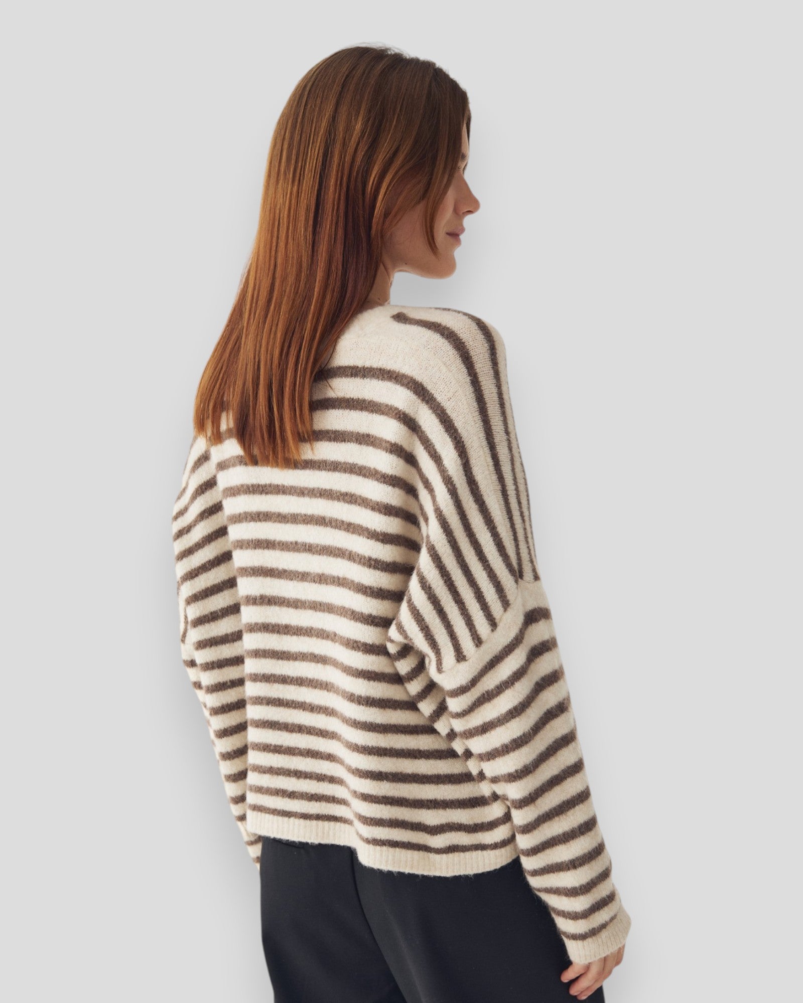 Dame strikket cardigan i brunt og ivory striber fra Noella, N-Lenda Knit Cardigan, blød og komfortabel med mønster.
