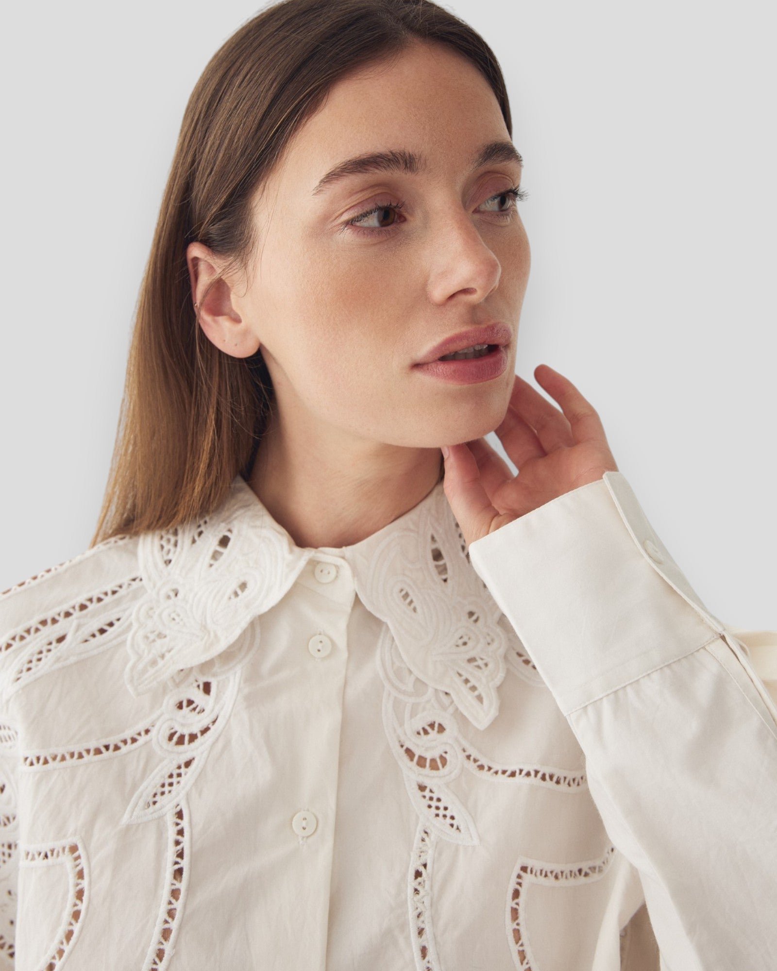 Hvid N-Maisy dameskjorte fra Noella, vist på en modell, med langærmet design og klassisk pasform.