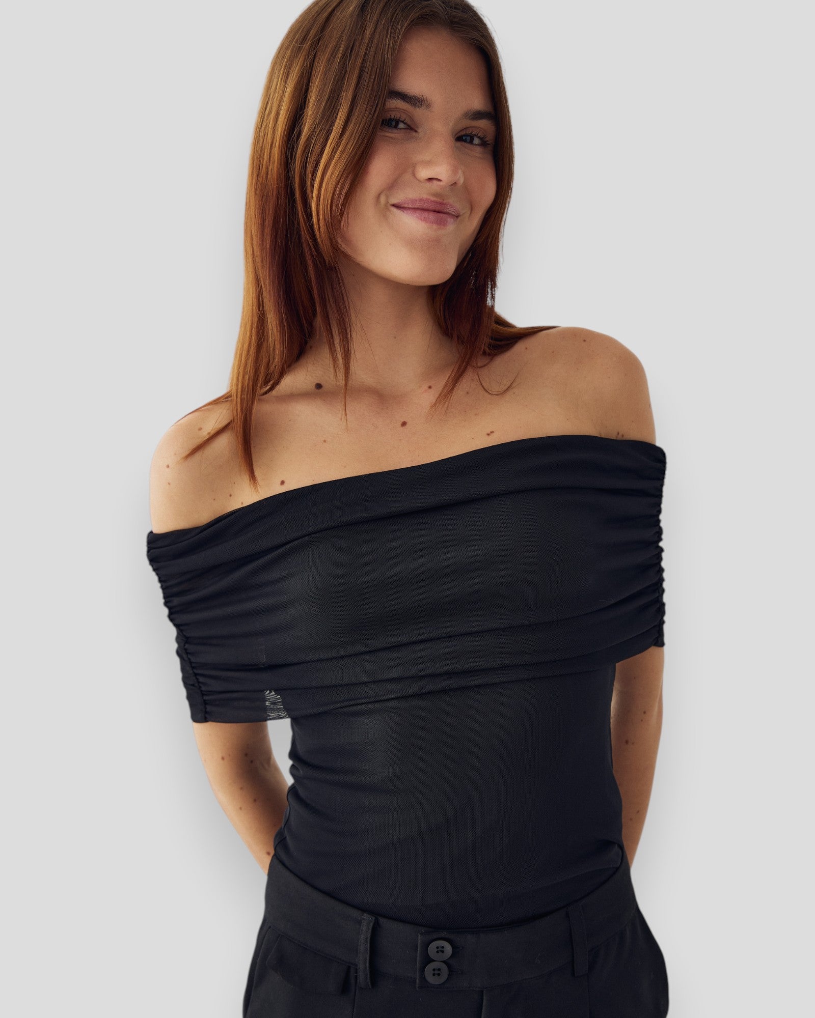 Sort Noella N-Mattie top til kvinder, slidsen og blødt stof, vist på model, perfekt til afslappet hverdagsbrug