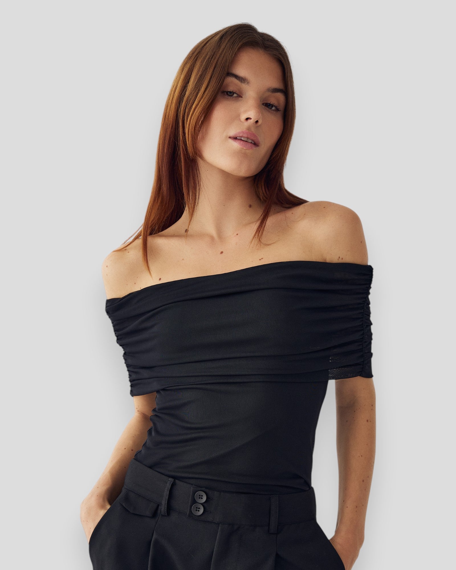 Sort Noella N-Mattie top til kvinder, close-up af det stilfulde, slidstærke stof og feminine pasform.