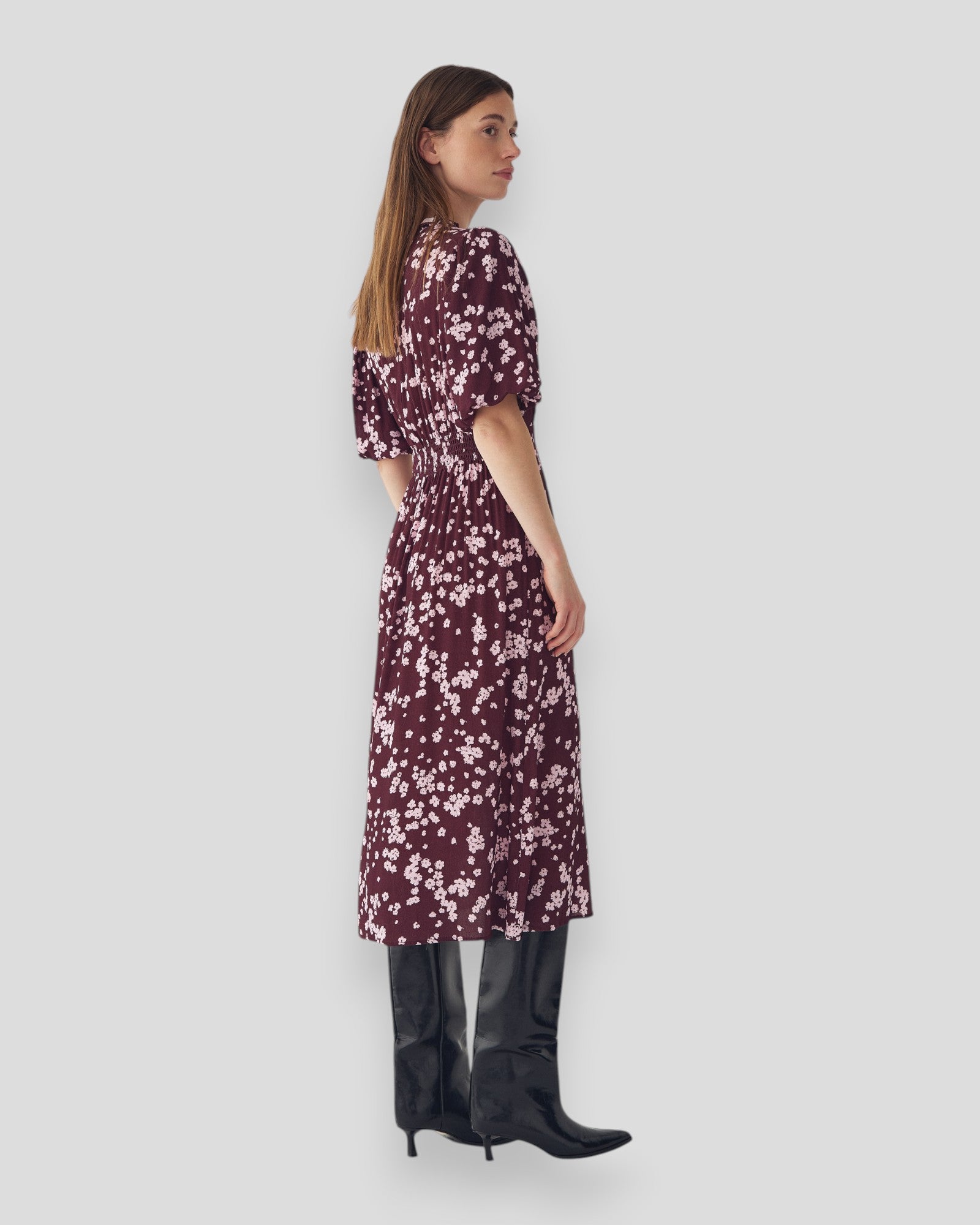 Sort og rød N-Ruth kjole fra Noella med burgundy print, vises på model i et afslappet look, detaljeret mønster og blødt stof.