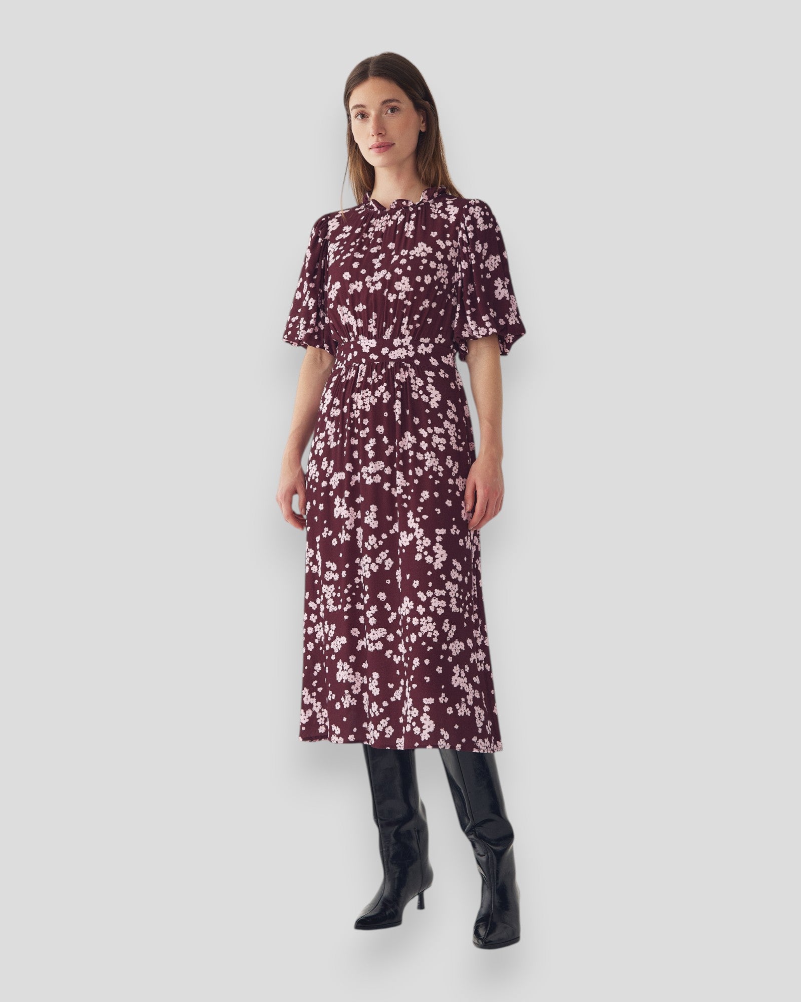 Noella N-Ruth kjole i Deja Burgundy print, vises på model med blødt stof og elegant snit.