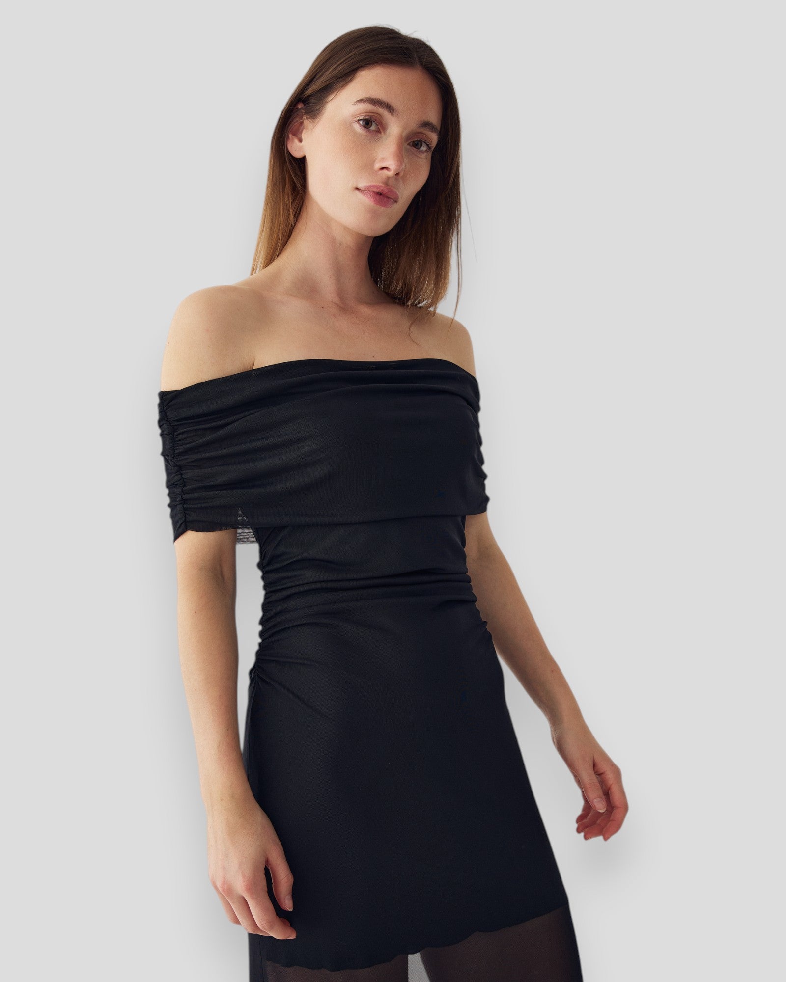 Sort Noella N-Melani kjole af slankt stof med lang ærme og rund hals, vist på model.