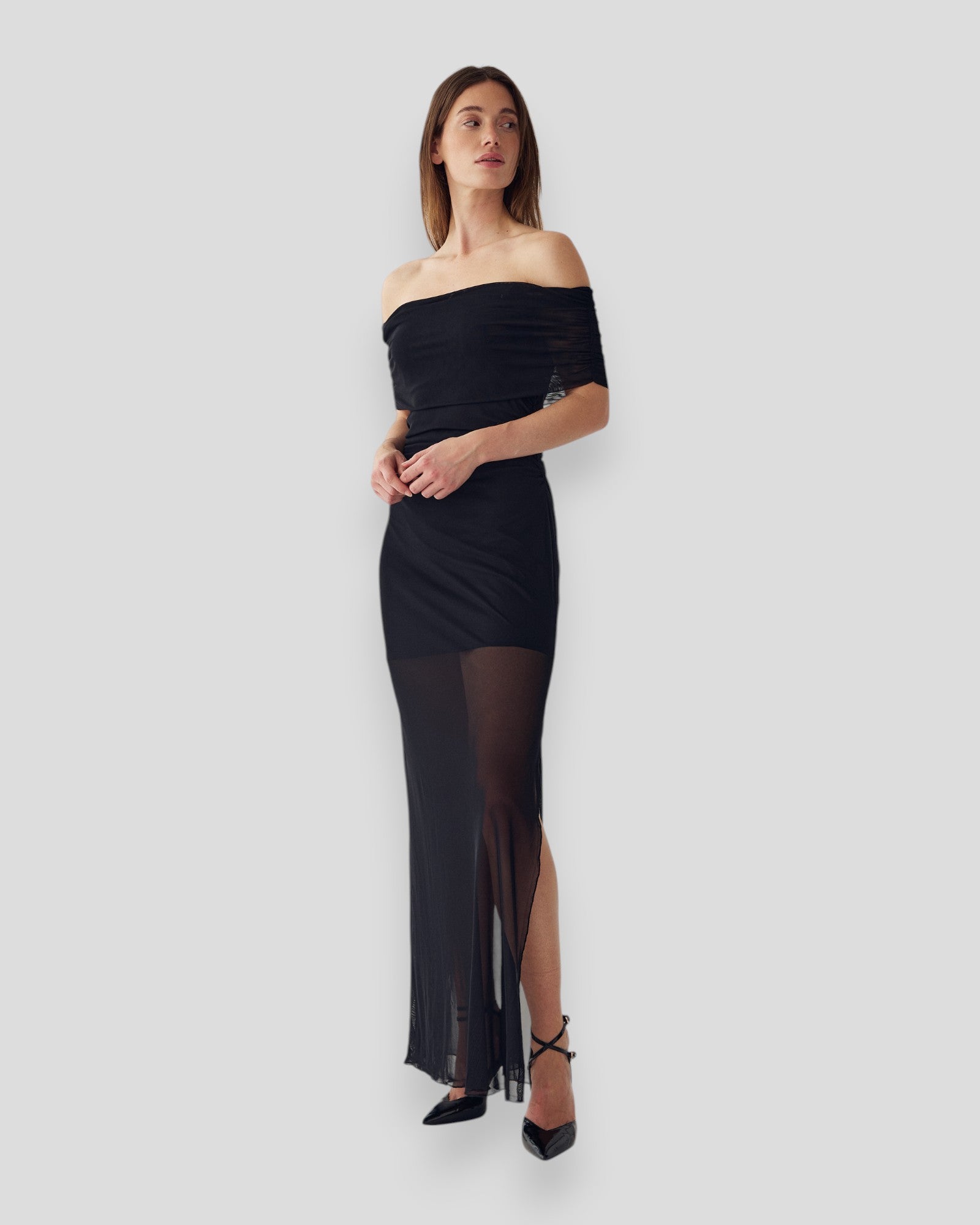 Sort Noella N-Melani kjole med elegant snit, vist på modellen med lange ærmer og flot fit.