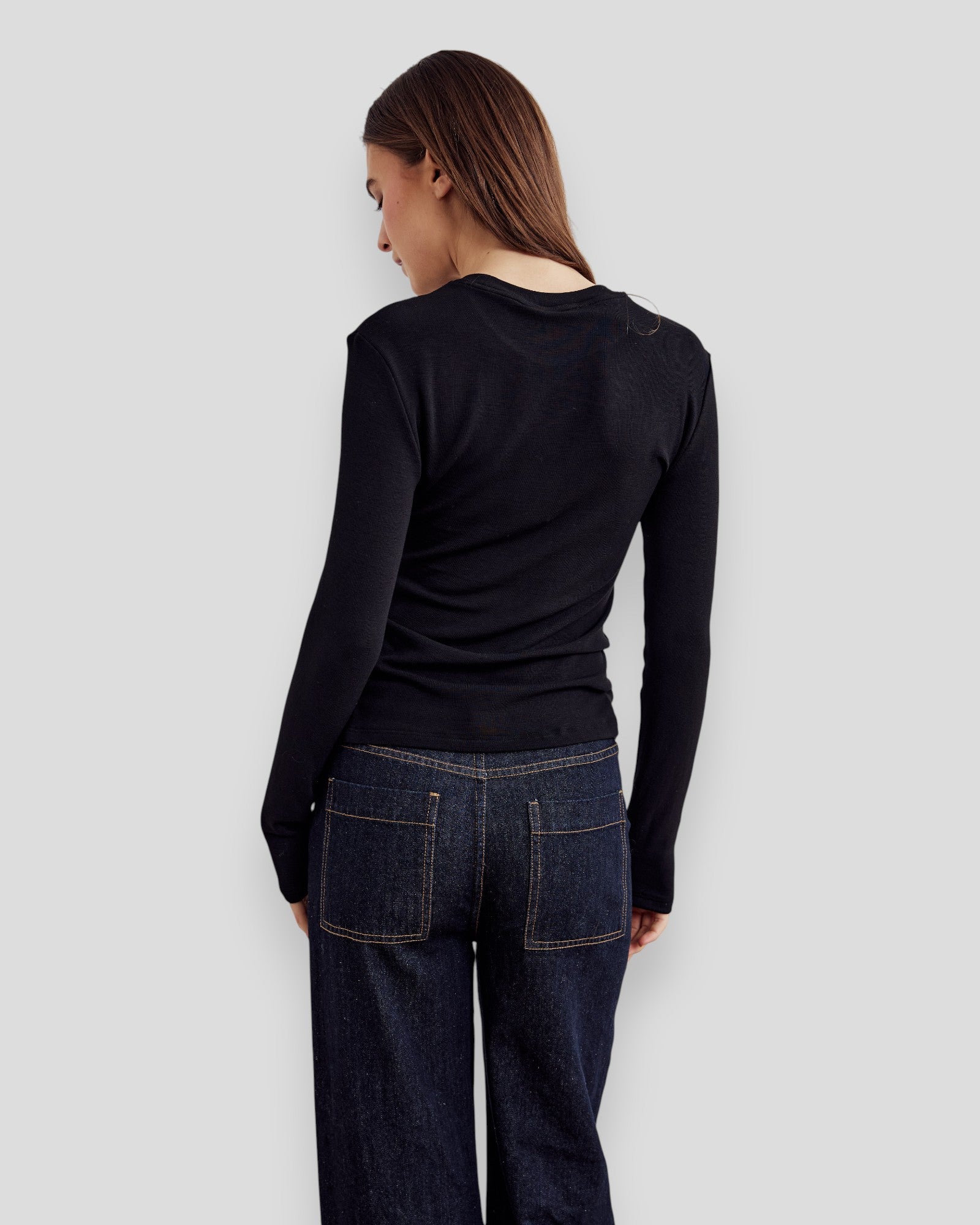 Sort Noella Lidie LS Top, langærmet top i let materiale med rund hals, vist på model.