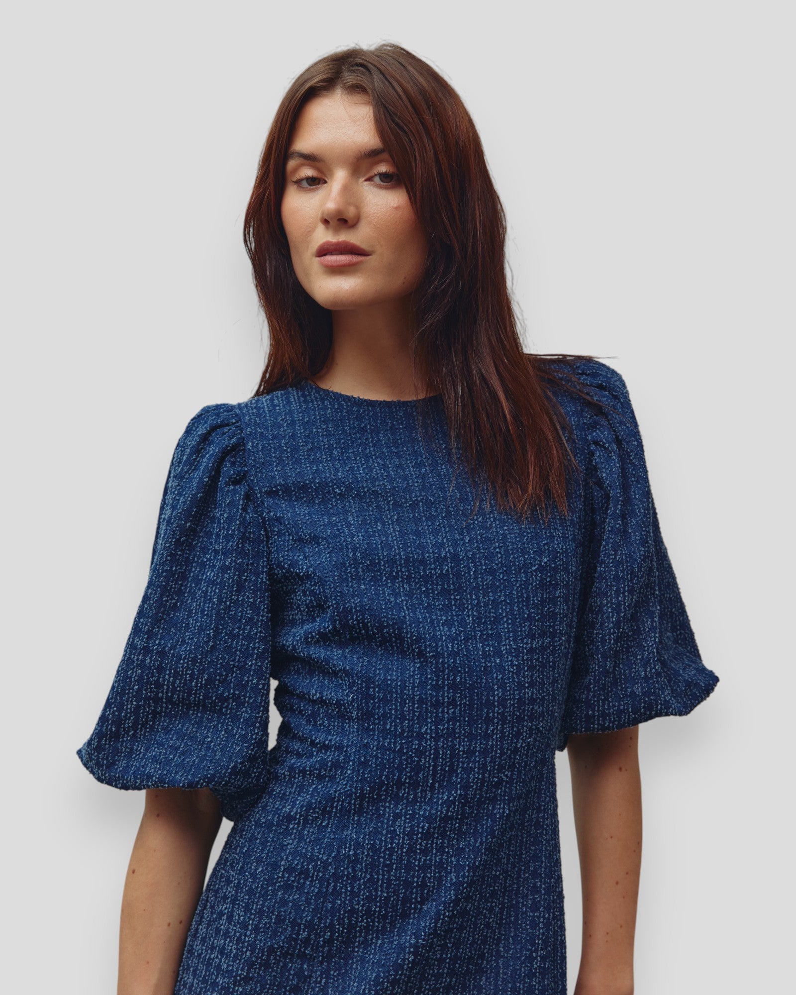 Mørkeblå Noella N-Michaela kjole med afslappet pasform og blødt denim-look, perfekt til hverdagsbrug.