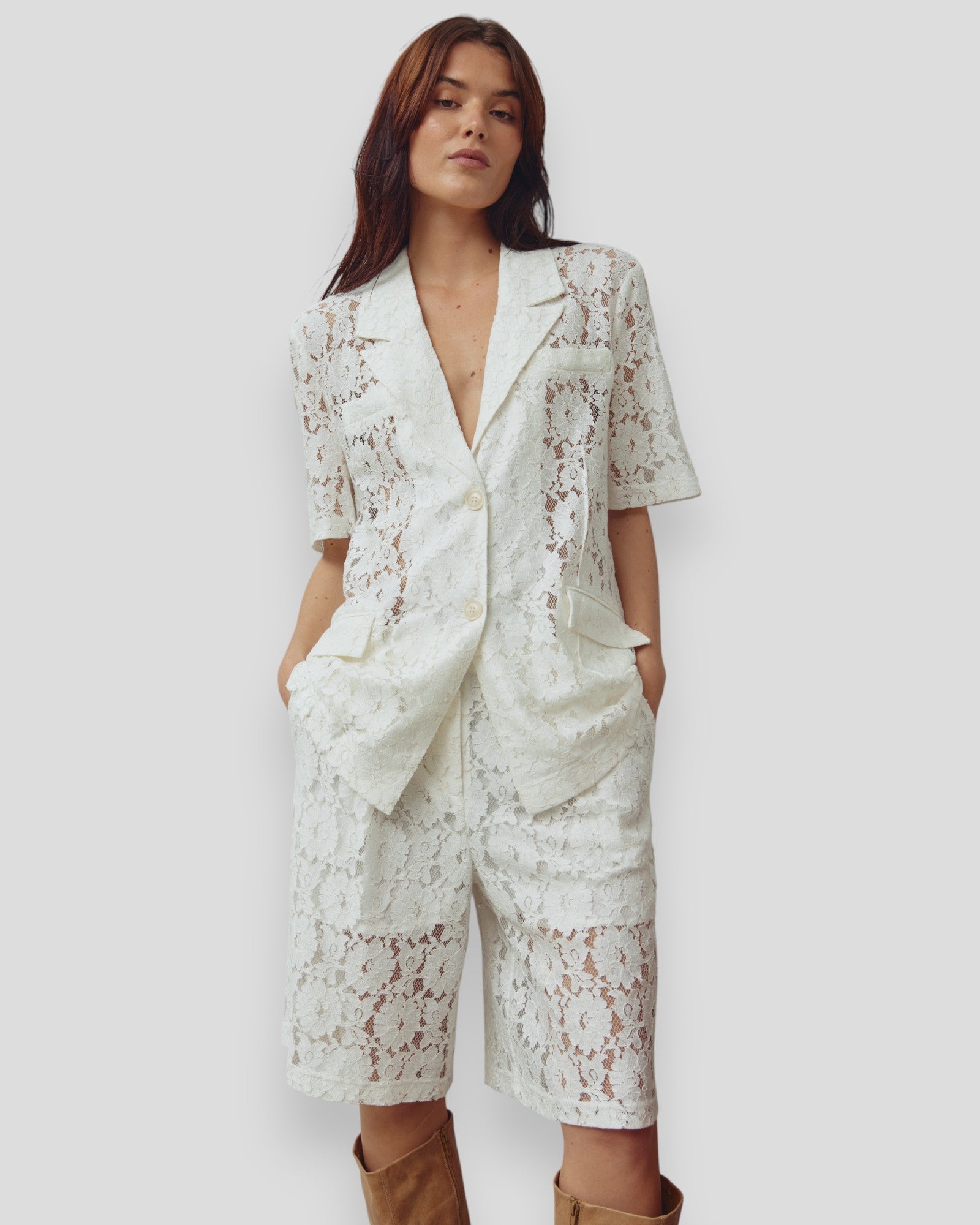 Kvindelige Noella N-Kaziana MW shorts i ivory, vises med afslappet pasform og let stof, perfekt til sommerbrug.