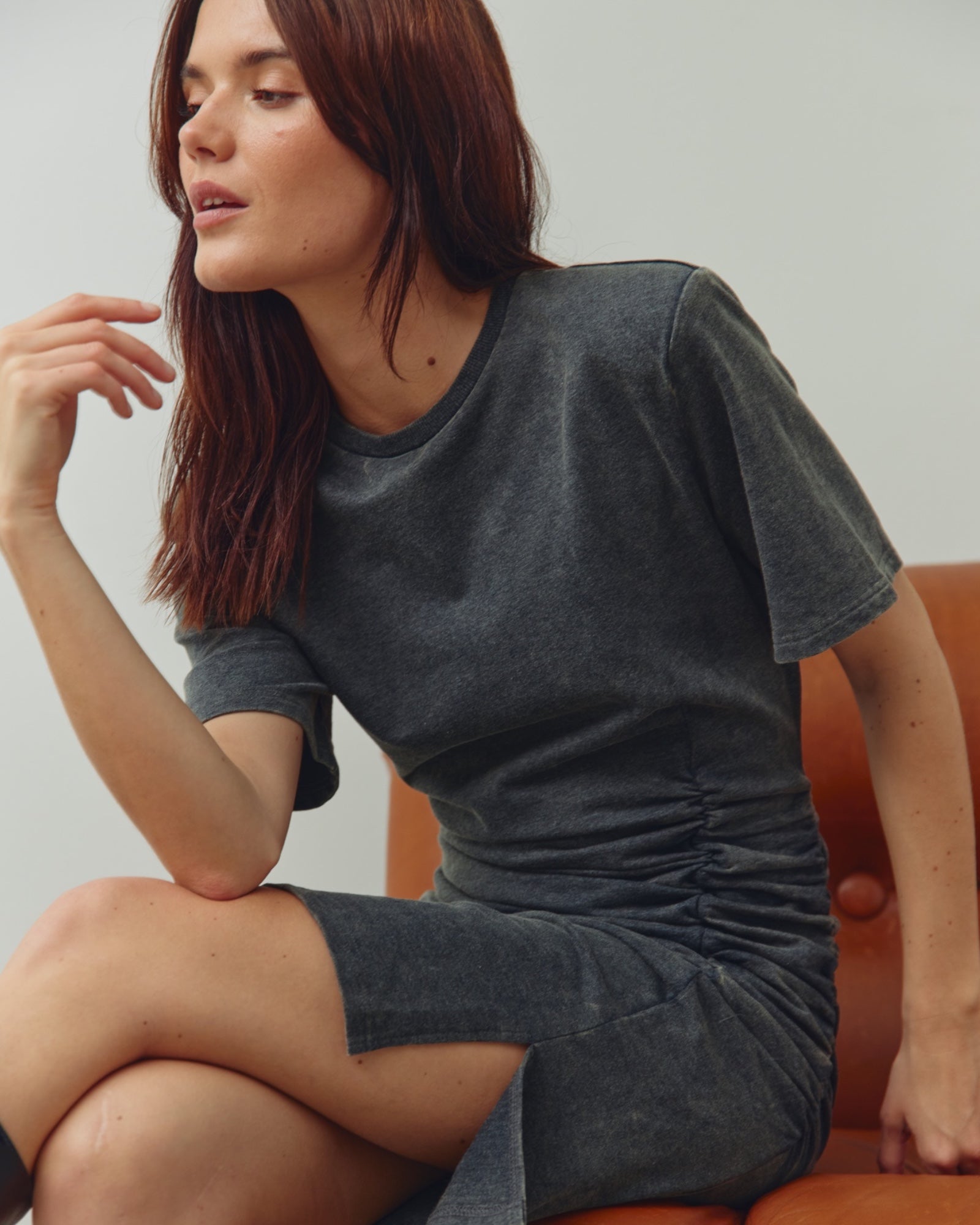 Gråt Noella kjole i N-Kiunna-serien, afslappet pasform og blødt denim-look, vist på model.