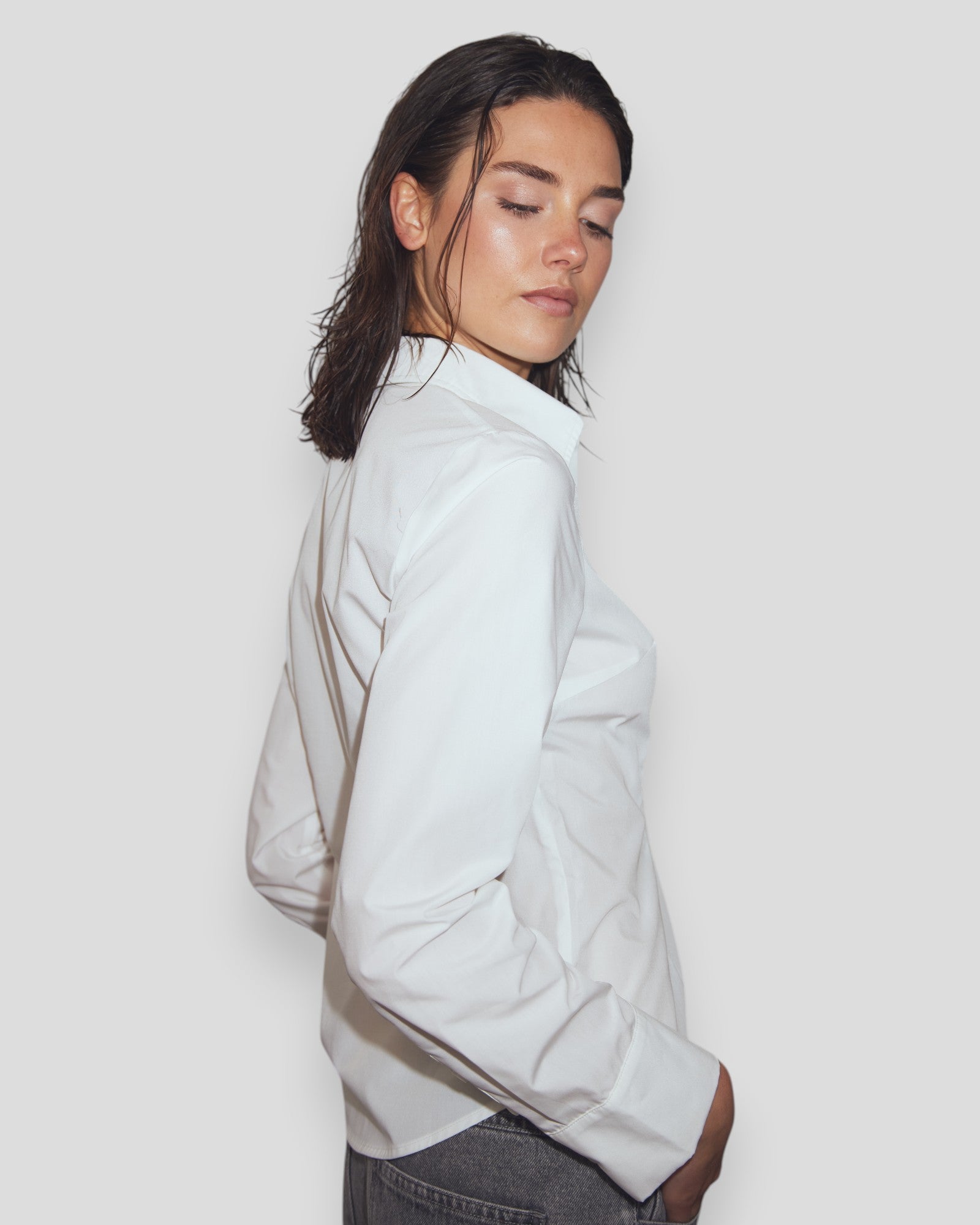 Hvid Noella N-Loyce dametop med lange ærmer og elegant snit, perfekt til hverdag og formelle lejligheder.