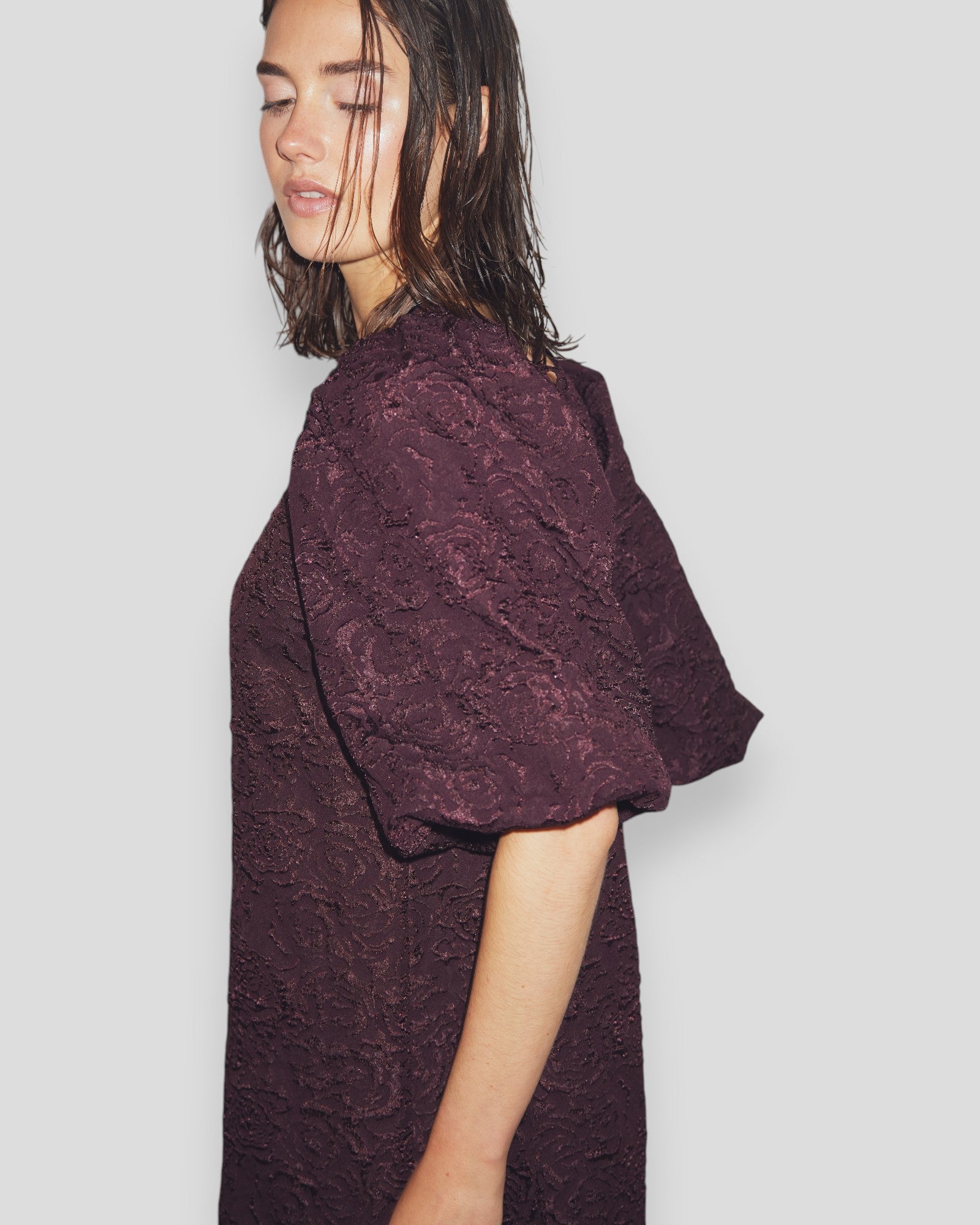 Lang vinrød kjole fra Noella N-Pastis Long Dress, blød tekstur og elegant snit, perfekt til vinarrangementer