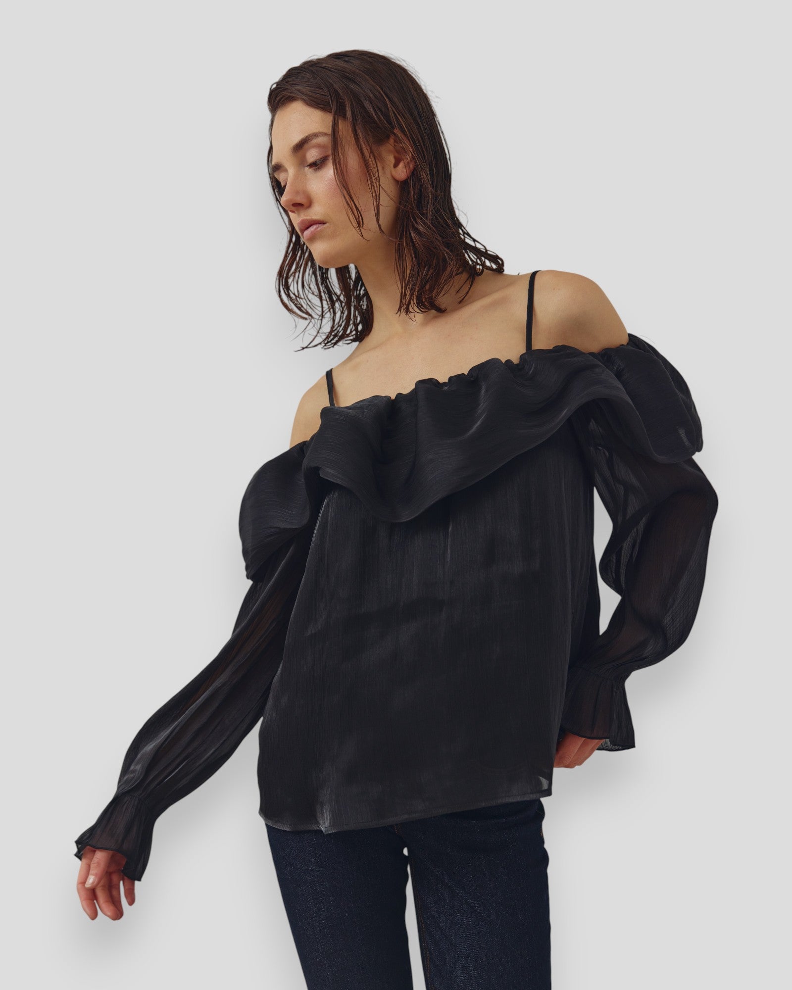 Sort N-Miya bluse til kvinder fra Noella, vises med rund hals og lange ærmer, elegant og afslappet top.
