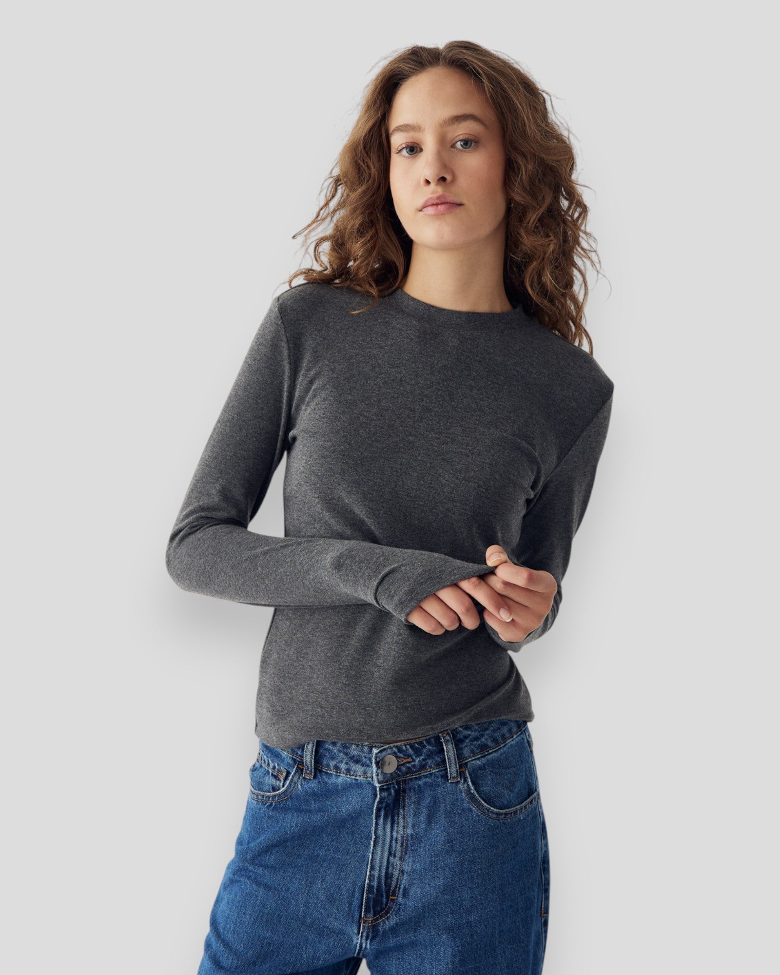 Lidie LS Top i mørkegrå melange fra Noella, langærmet bluse med afslappet pasform og blødt stof.