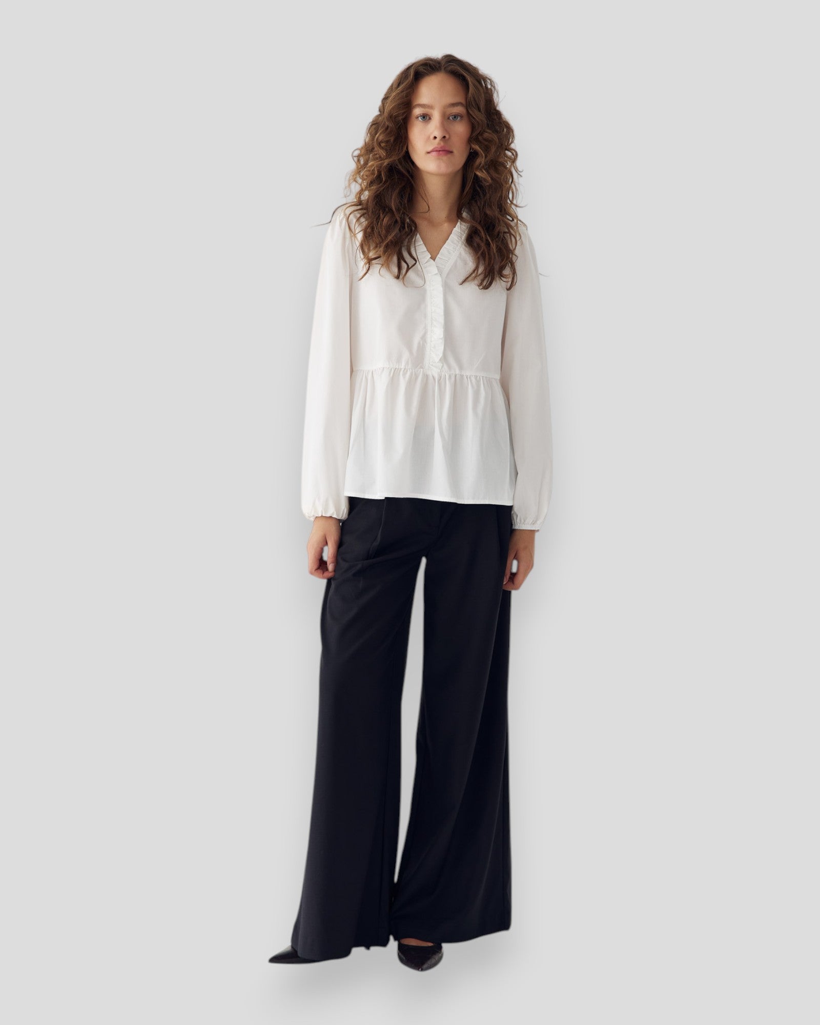 Hvid Noella Matti bluse til kvinder, langærmet skjorte med enkel design og blødt stof, vist på model.