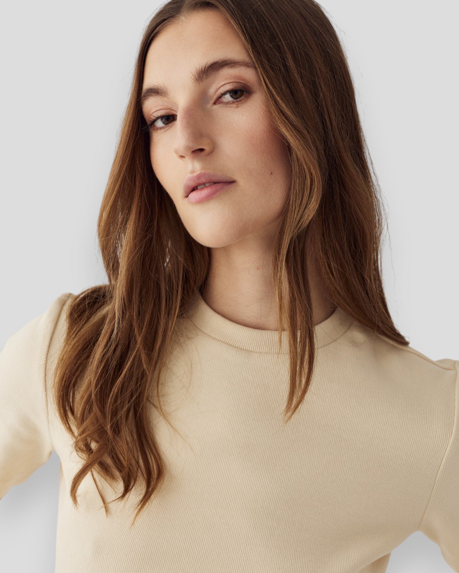 Hvid N-Lidie SS Top fra Noella vises med rund hals og let, flydende stof, perfekt til afslappet stil.