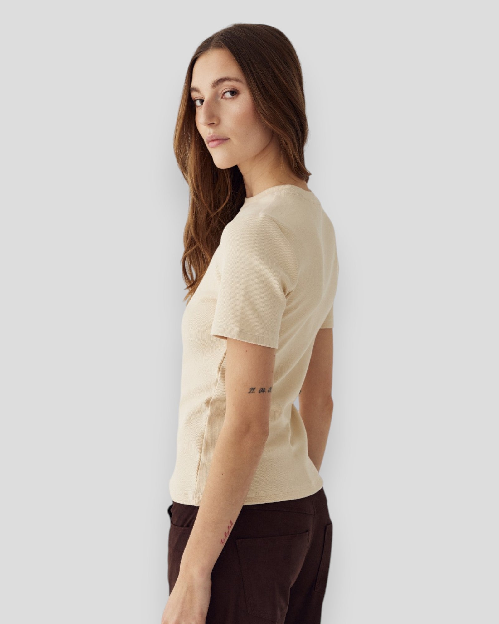 Noella N-Lidie SS Top i ivory med kort ærme og rund hals, vises på modellen.