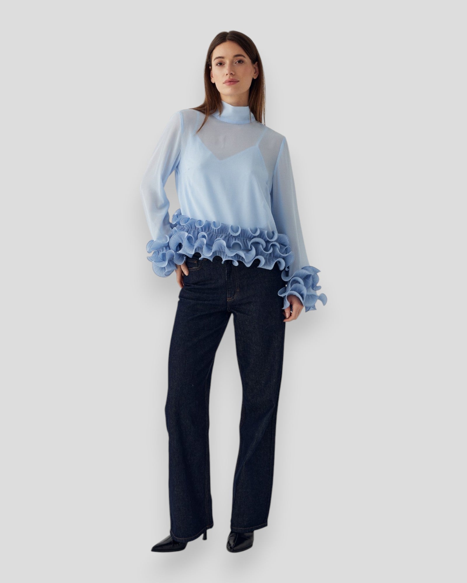Let bluse fra Noella i lyseblå med lange ærmer og elegant snit, perfekt til kvinder.