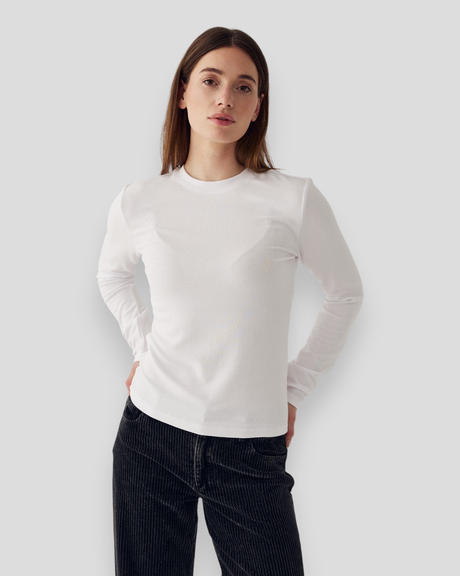 Hvid Lidie LS Top fra Noella, langærmet bluse med let aften- og casualstil, vist på model.
