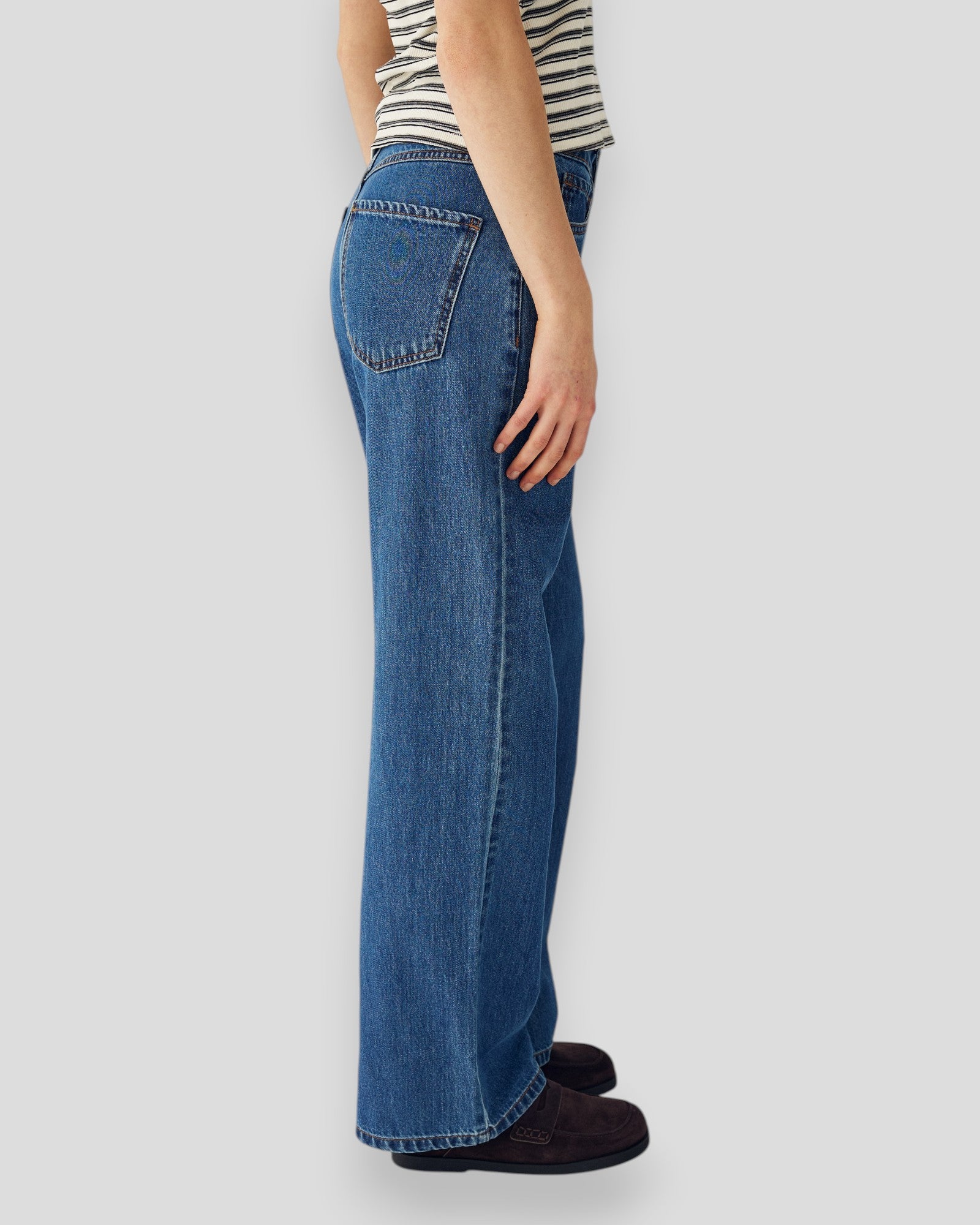 Dame jeans fra Noella N-Katy MW i blå vask, vises med lukket talje og normale ben i en moderne pasform.