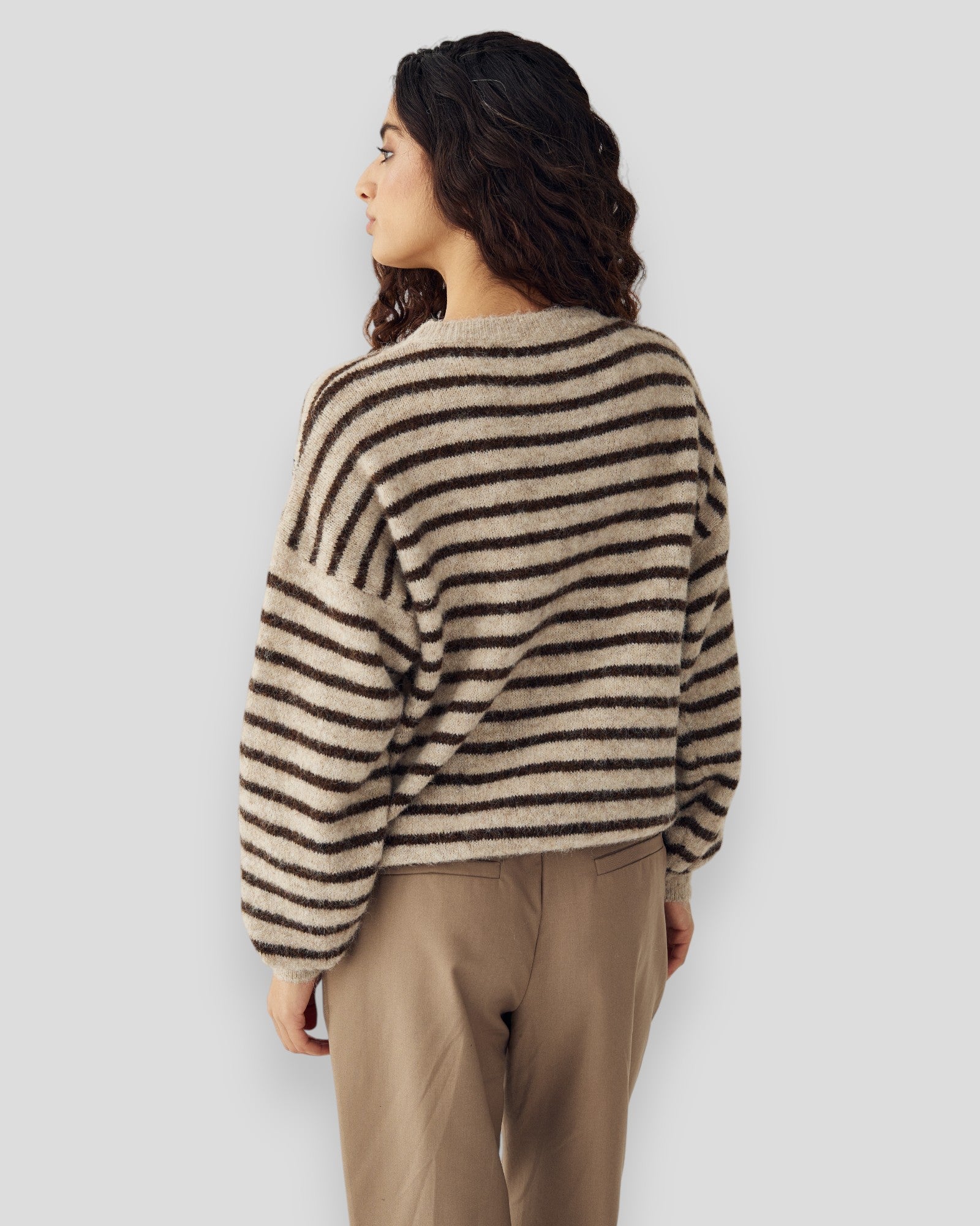 Brun og sandfarvet strikket kvindetop fra Noella N-Mafalda Knit med striber, vist i et close-up billede