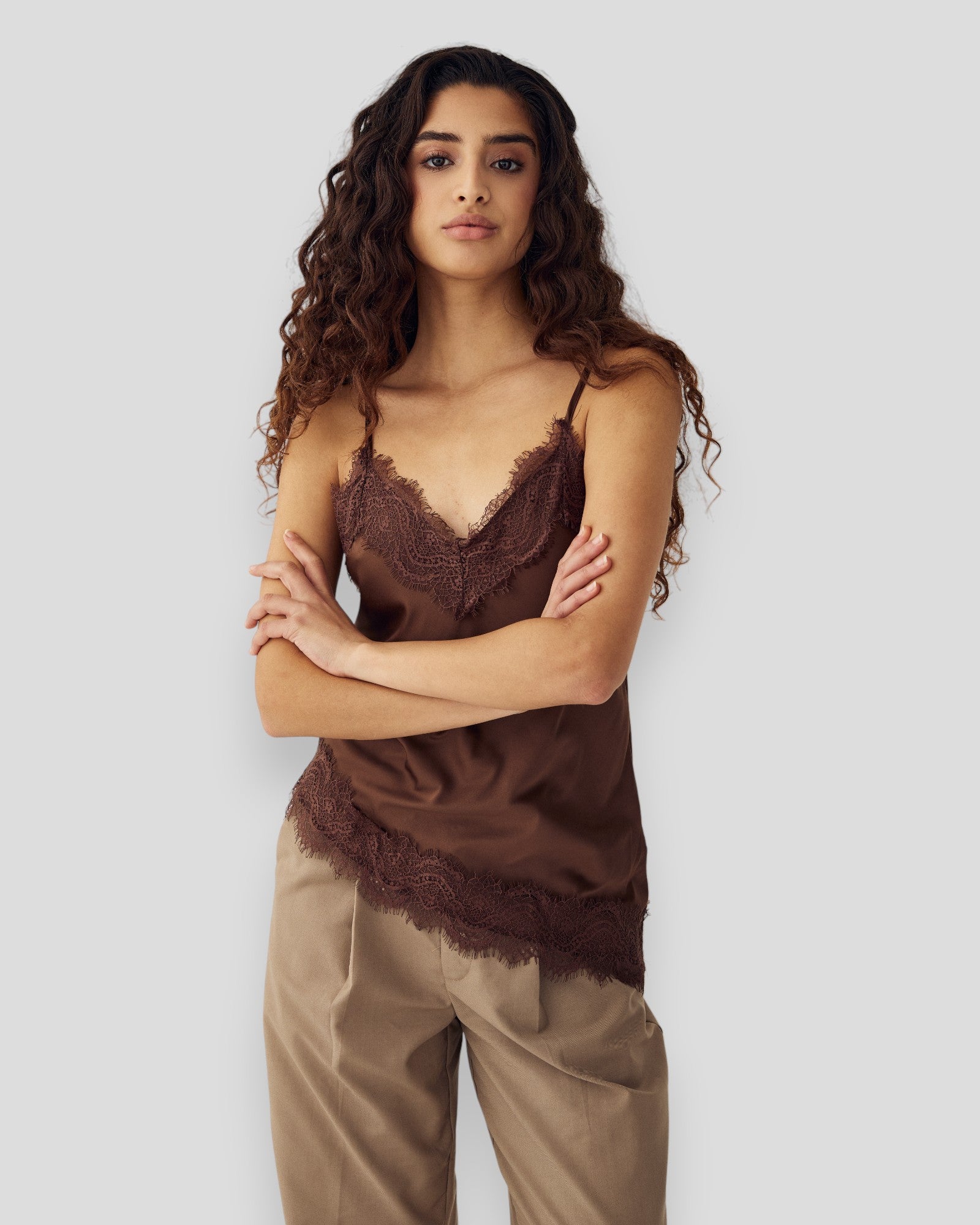 Noella N-Minnie Blouse in chocolate color, stylish toppe with a relaxed fit, displayed on a neutral background.