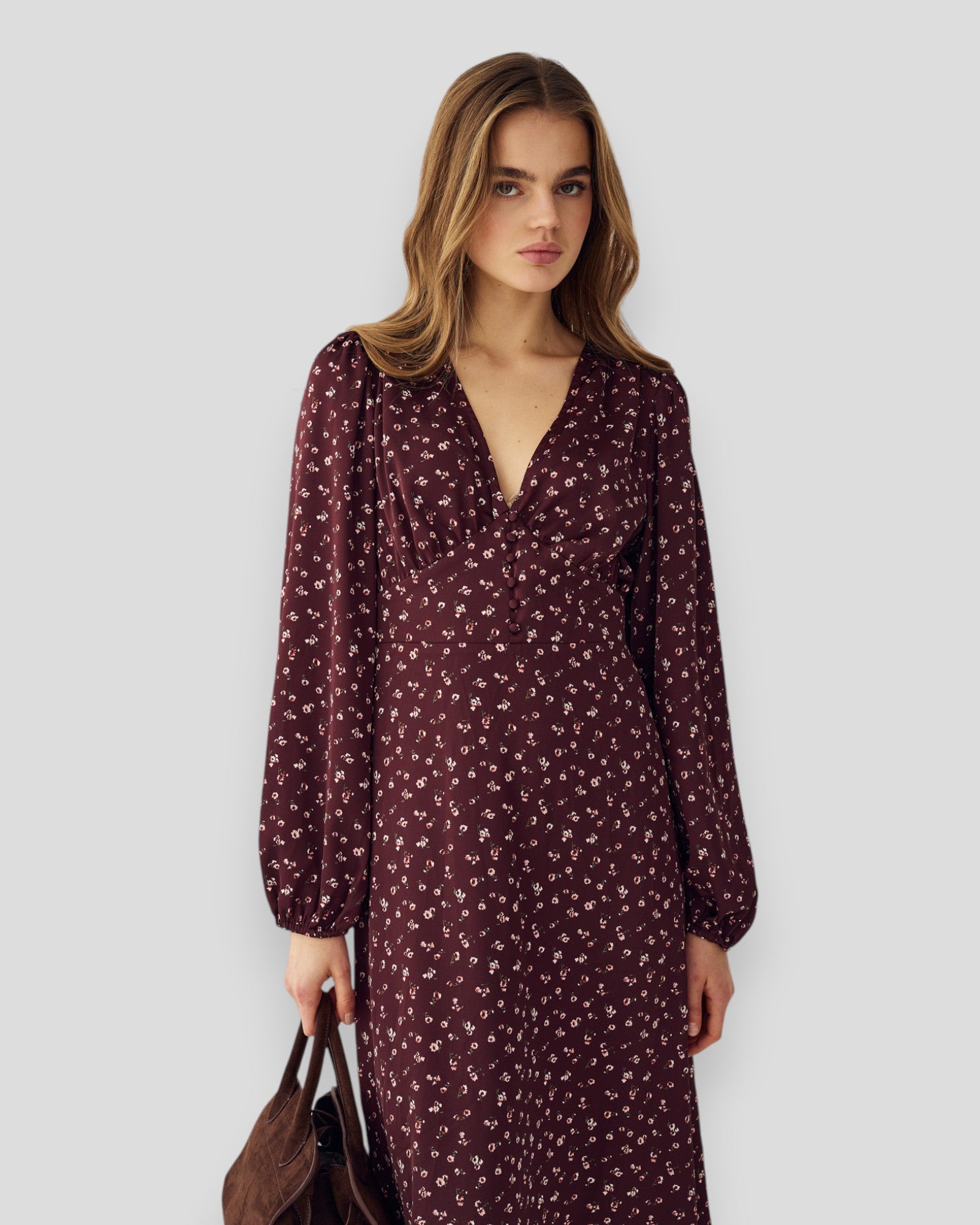 N-Lilith kjole fra Noella i Dwyn burgundy print med blomstermønster og elegant snit, vises på model.