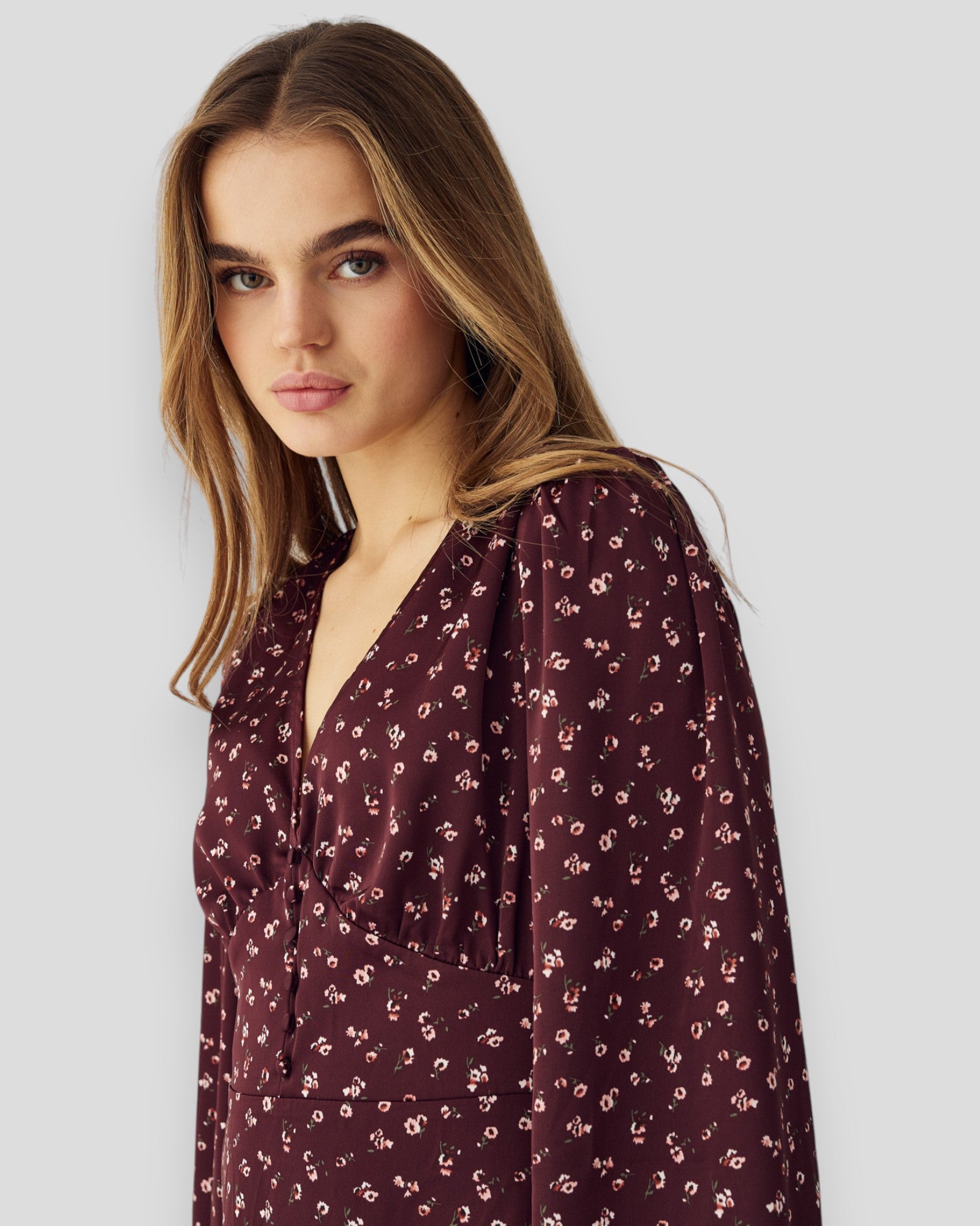 Dødt kjole fra Noella N-Lilith i Dwyn Burgundy print, vises med blødt stof og elegant snit.