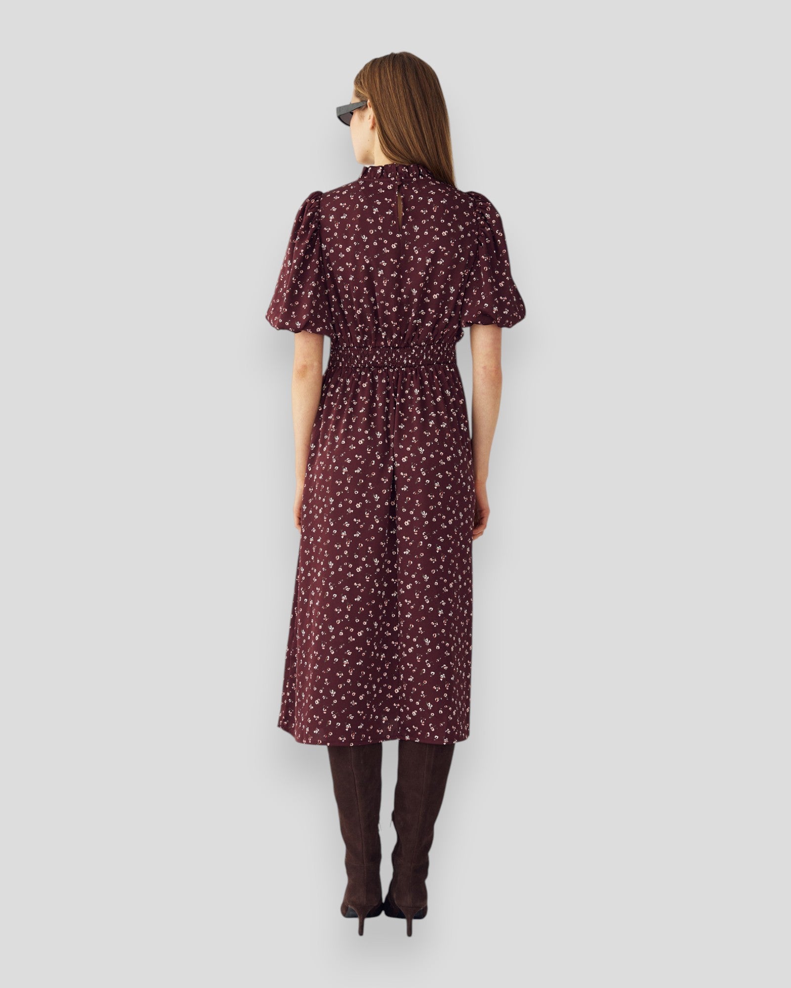 Dronningrød N-Ruth kjole fra Noella med blomstret print, langærmet og elegant design, vist på model.