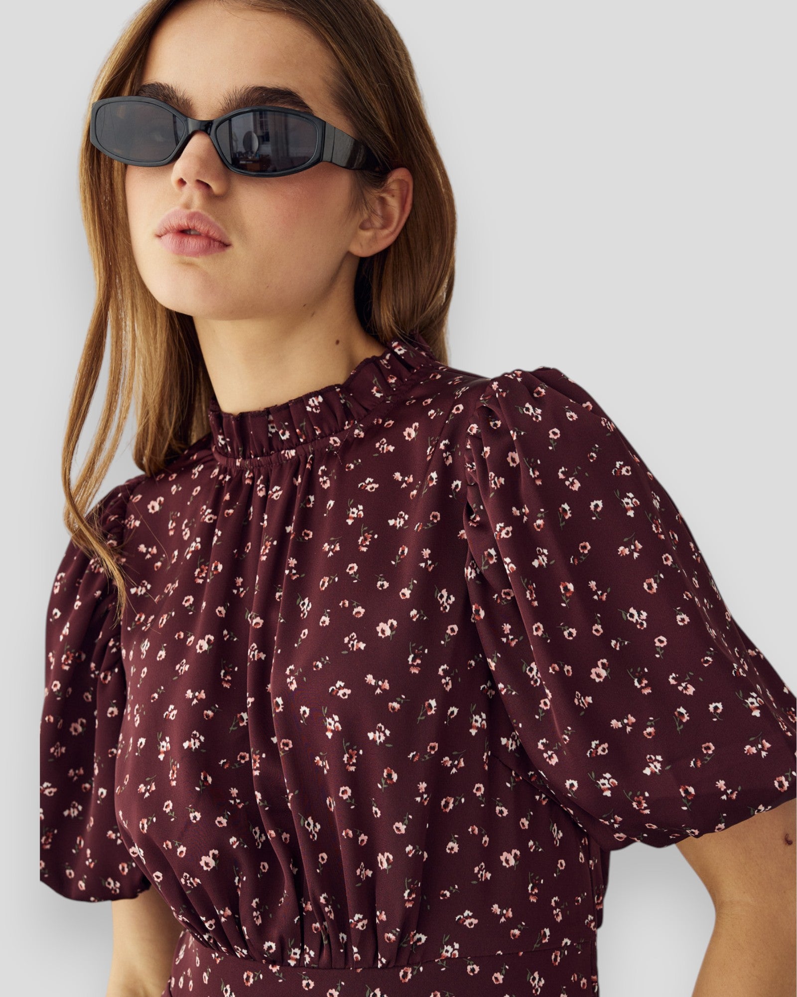 N-Ruth kjole fra Noella i Dwyn Burgundy print, vises med blødt stof og elegant snit i et flot farvemønster.