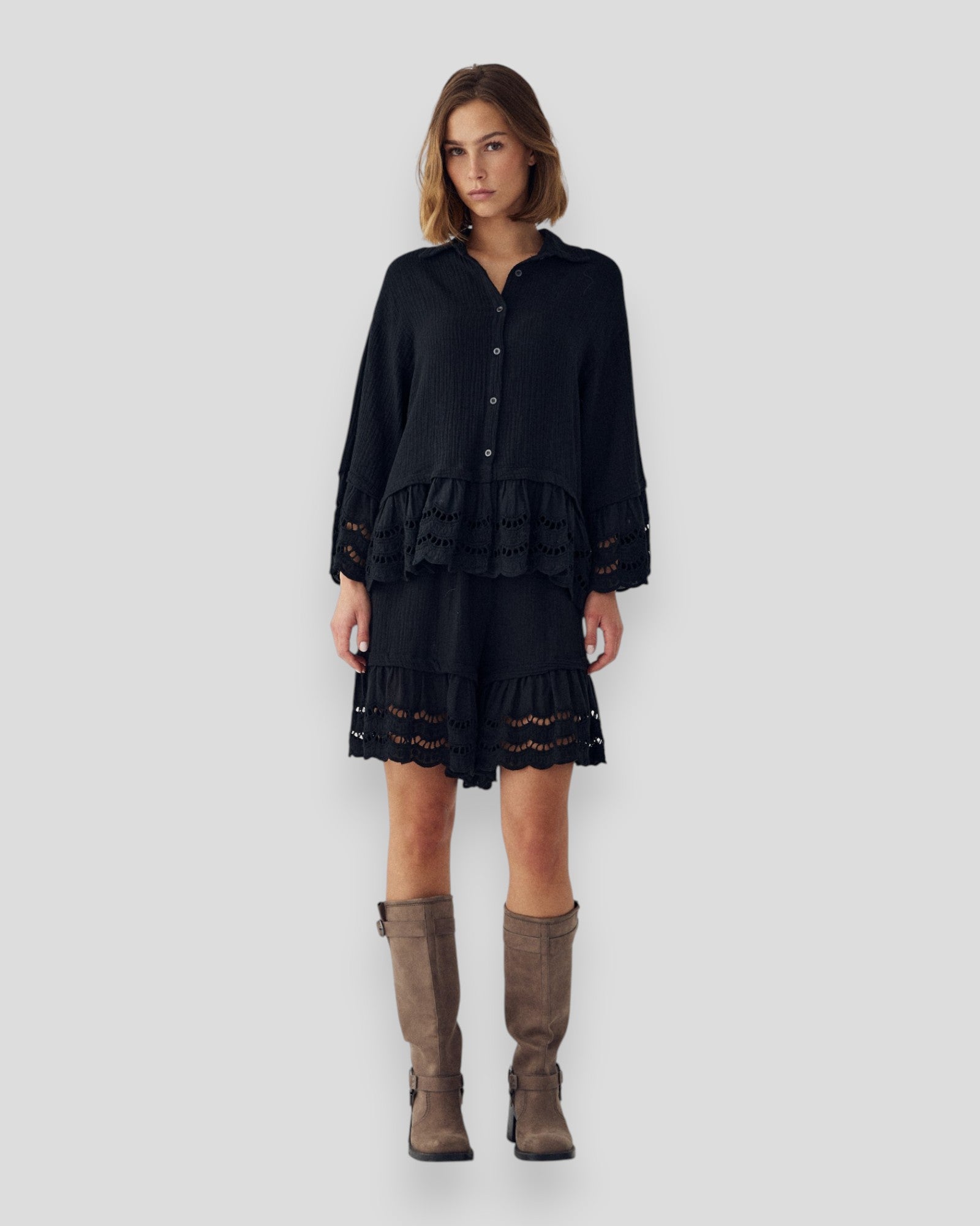 Sort N-Marlow shorts til kvinder fra Noella, afslappet nederdel med lommer, i sort stof.