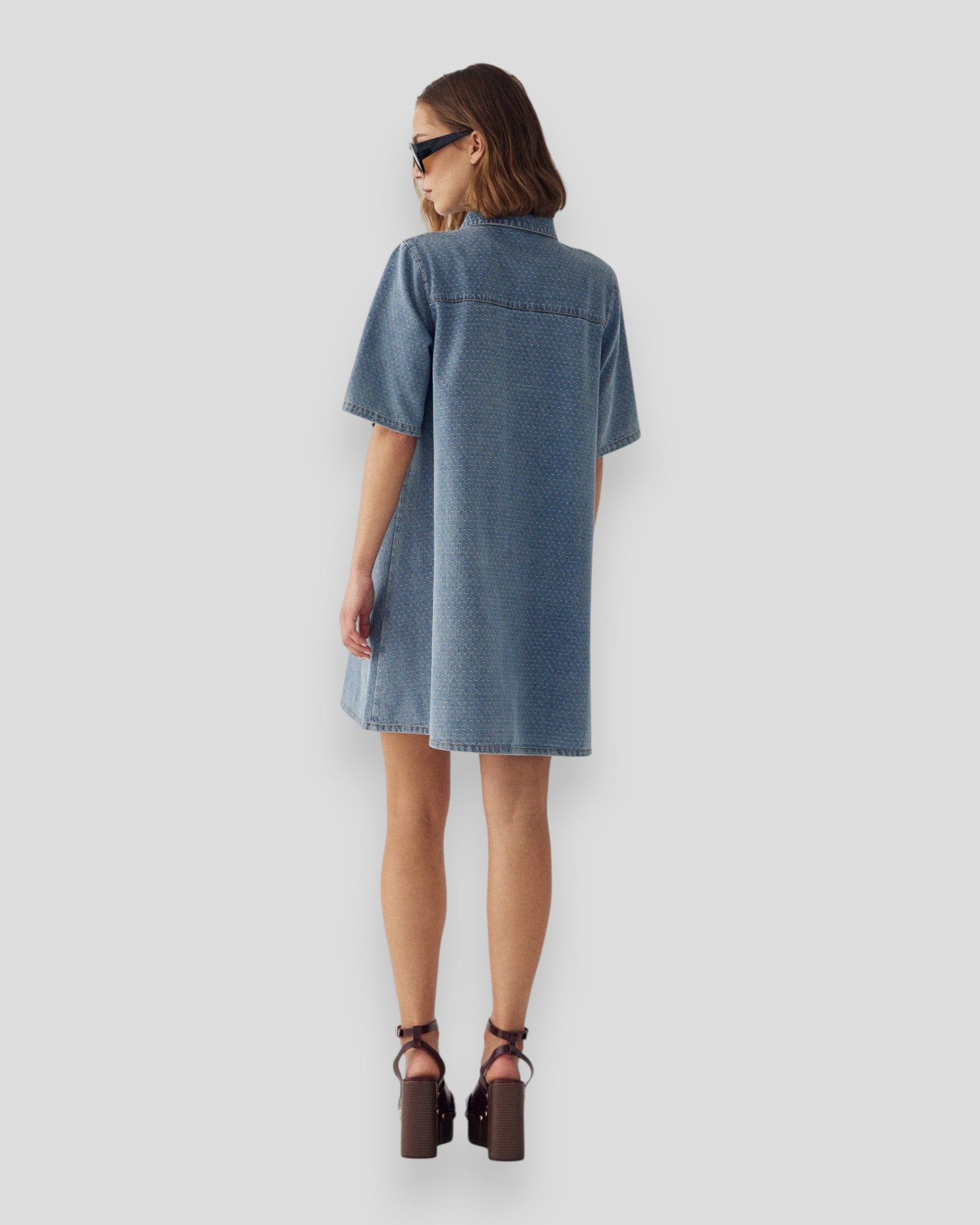 Noella N-Jozie Z kjole i vintage blå vask, vises med afslappet pasform og blødt denimmateriale.