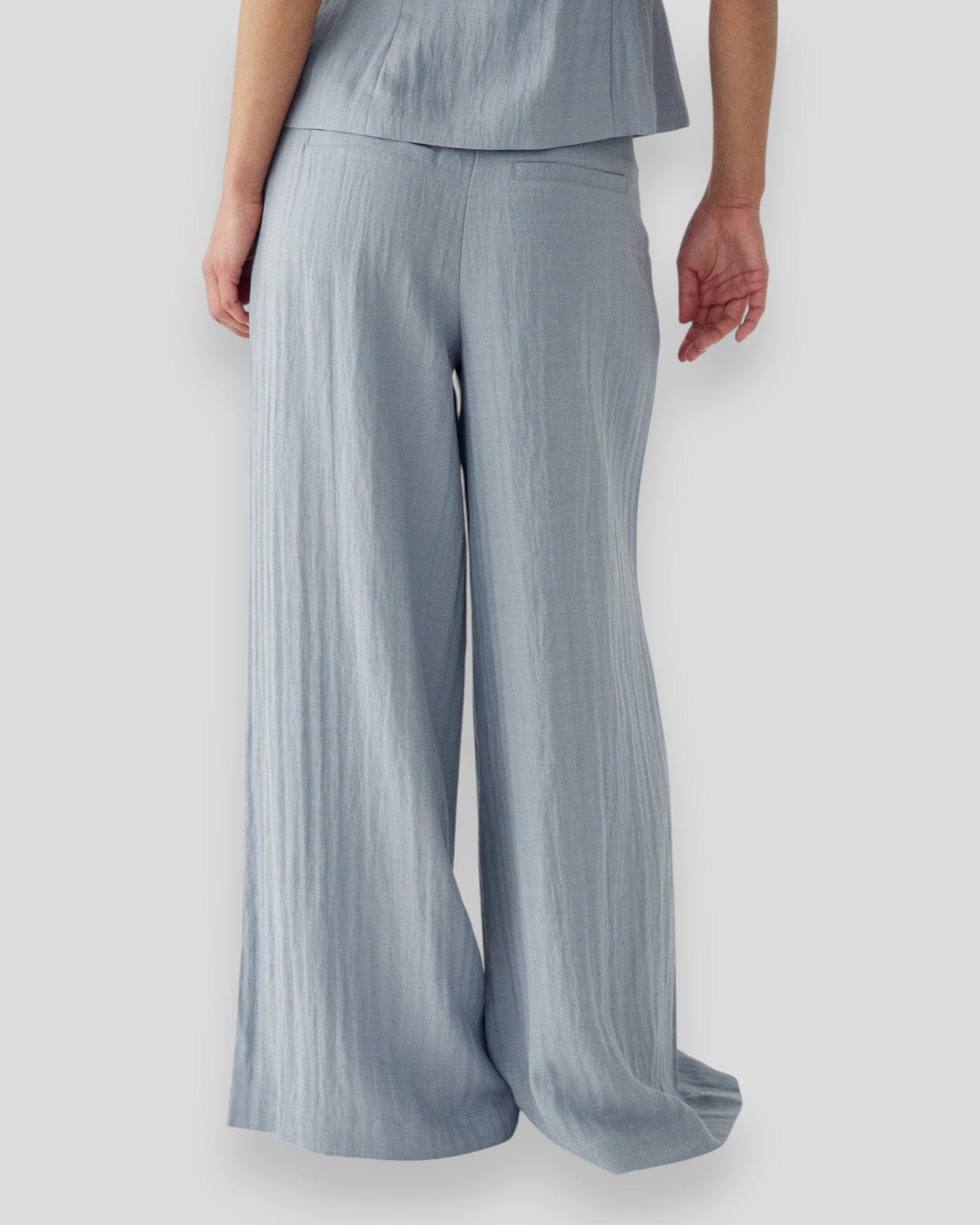 Dame bukser i Dove Blue fra Noella, N-Kazia MW Pants, fremhævet med afslappet pasform og bløde stofdetaljer.
