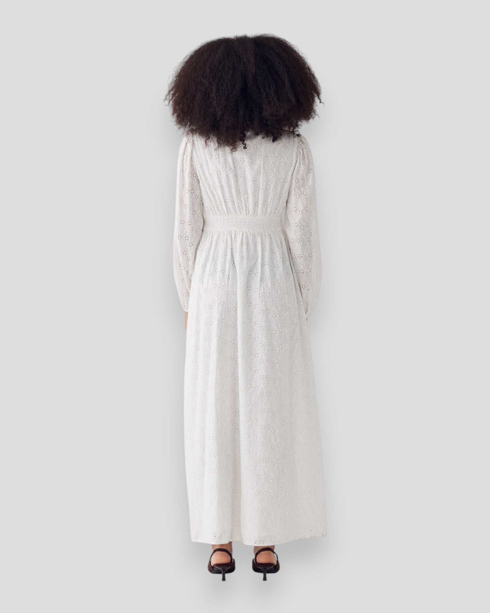 Hvid N-Lilith maxikjole fra Noella vist med let snit og elegant design, perfekt til sommerlige anledninger.