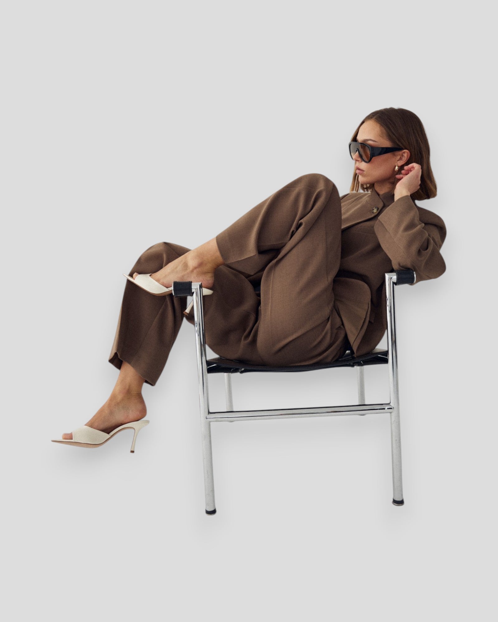 Sandfarvet Noella N-Monique damesblazer med klassisk snit og elegant pasform, vist på model.