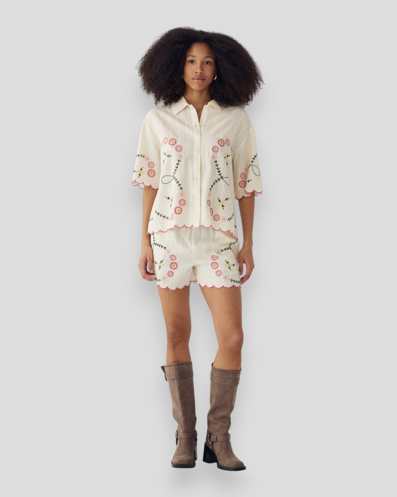 Offwhite Noella N-Kealy kvinderskjorte med afslappet pasform og elegante ærmer, vises på model.