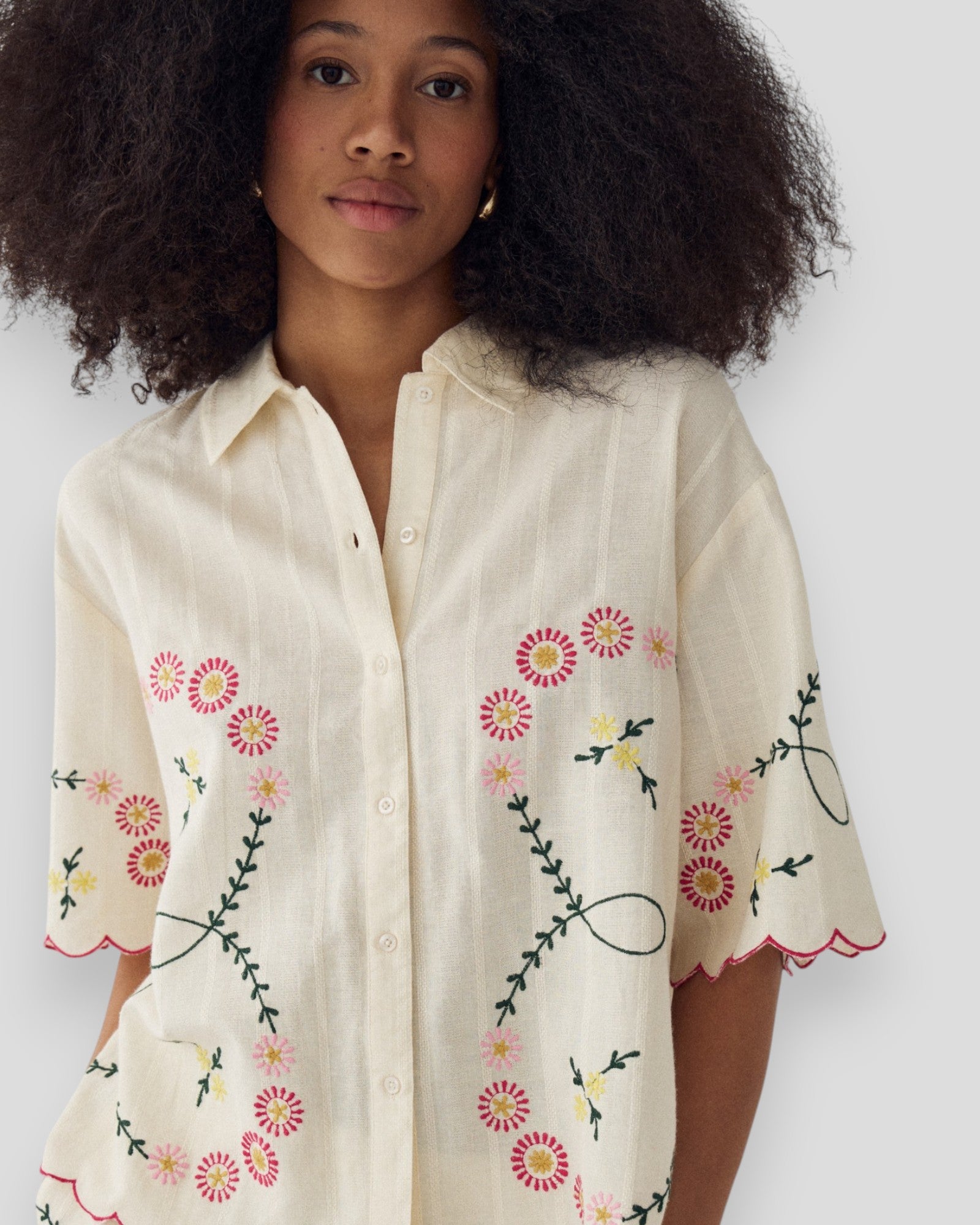 Offwhite N-Kealy dameshirt fra Noella med løs pasform og elegante detaljer, vist på billedet.
