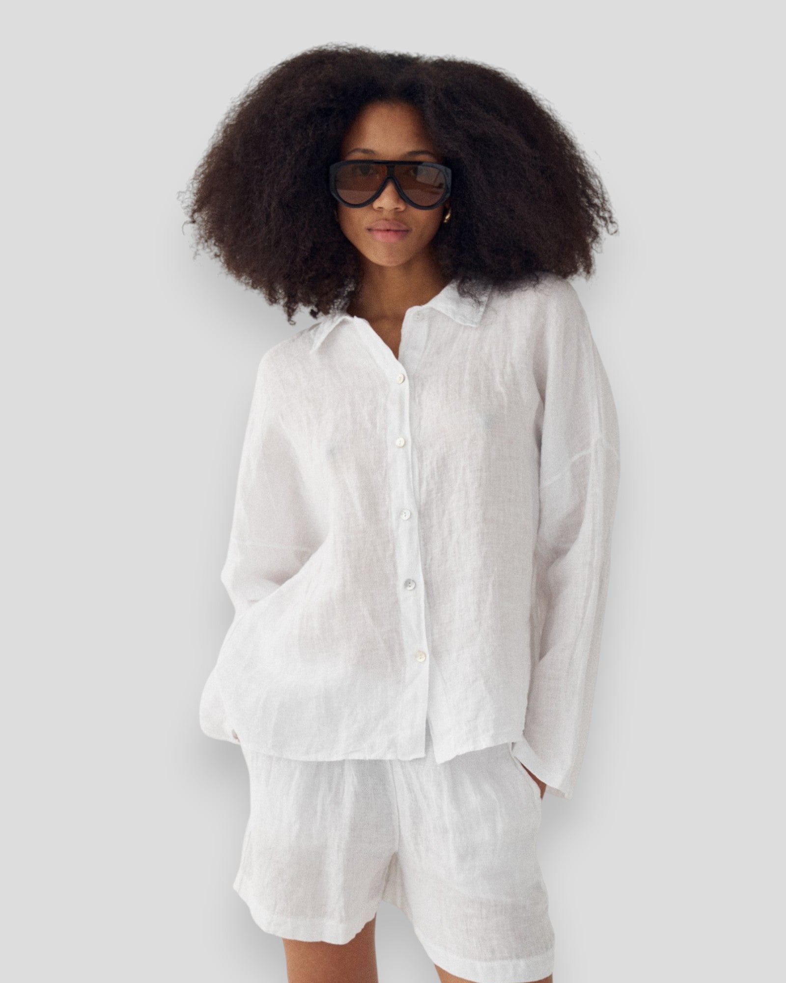 Hvid Noella Leanora damebluse med lange ærmer og åben krave, flot og afslappet design til kvinder.