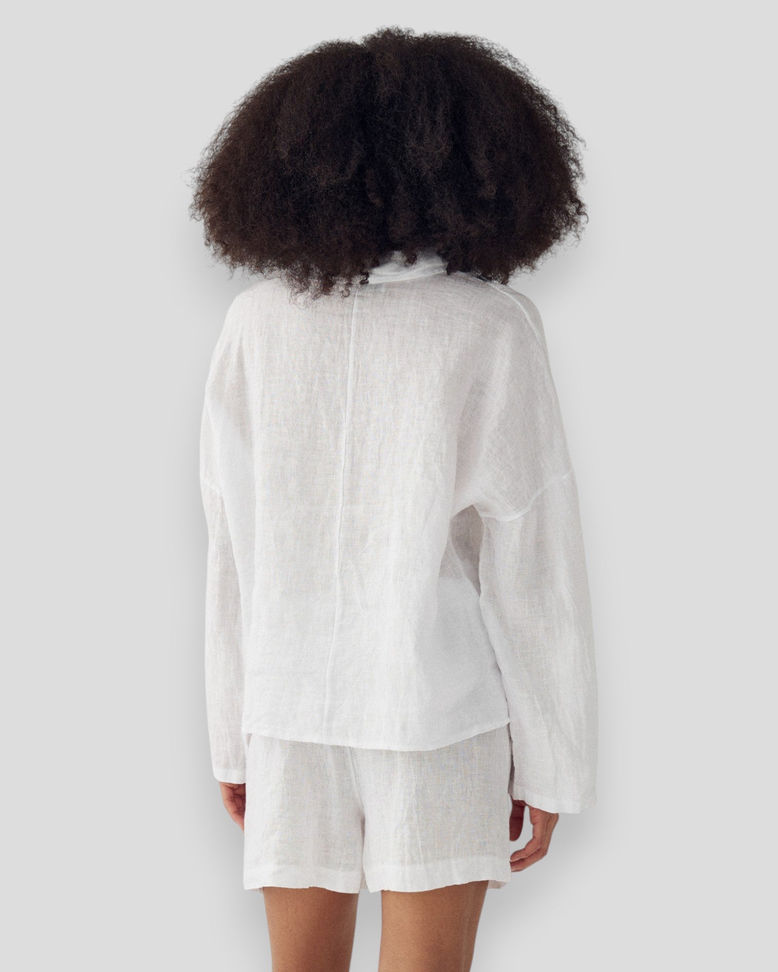 Hvid Noella Leanora kvindeshirt med enkel, elegant stil, vist på model.