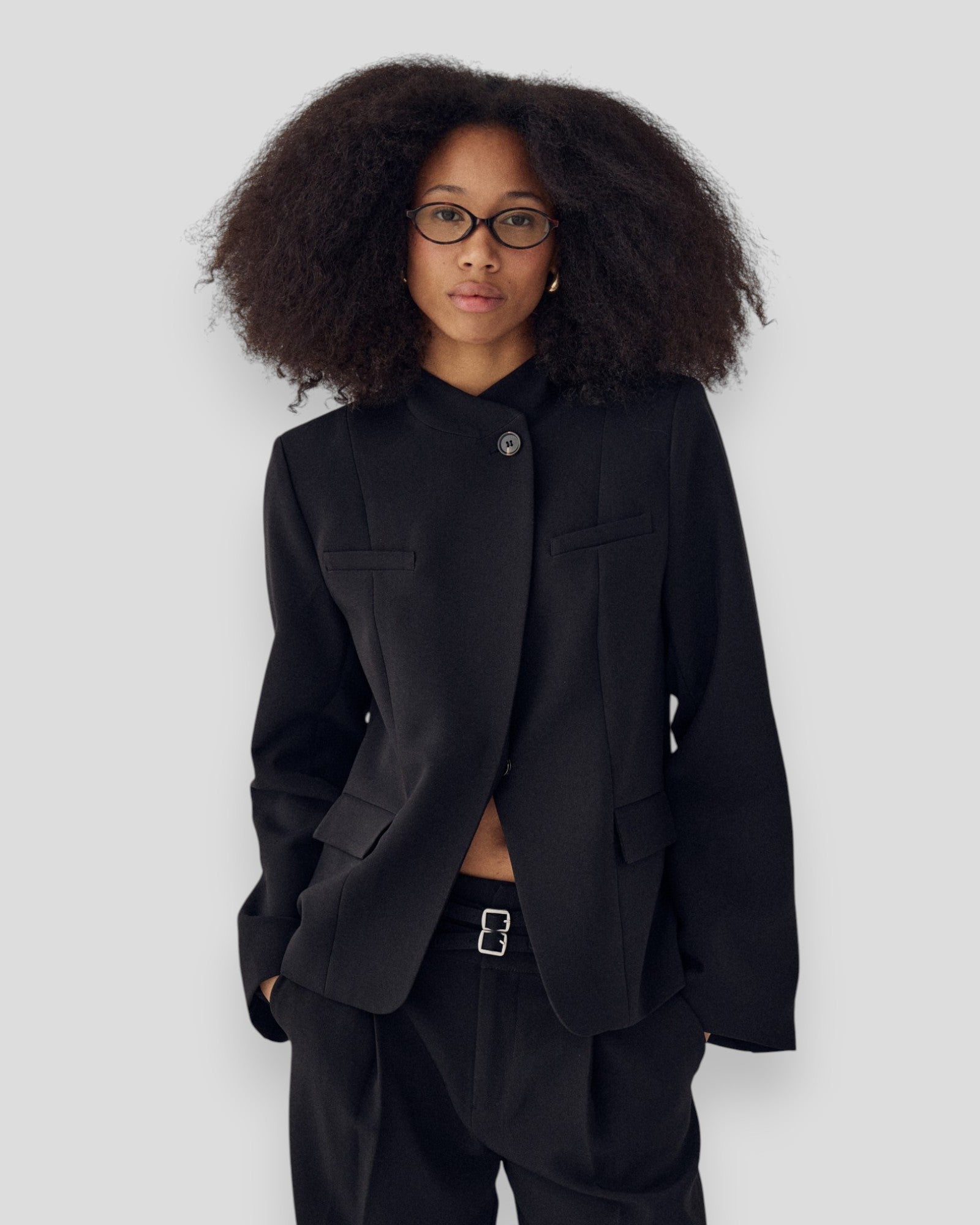 Sort N-Monique dames blazer af Noella, elegant dame blazer med klassisk pasform og knaplukning, vist på model.