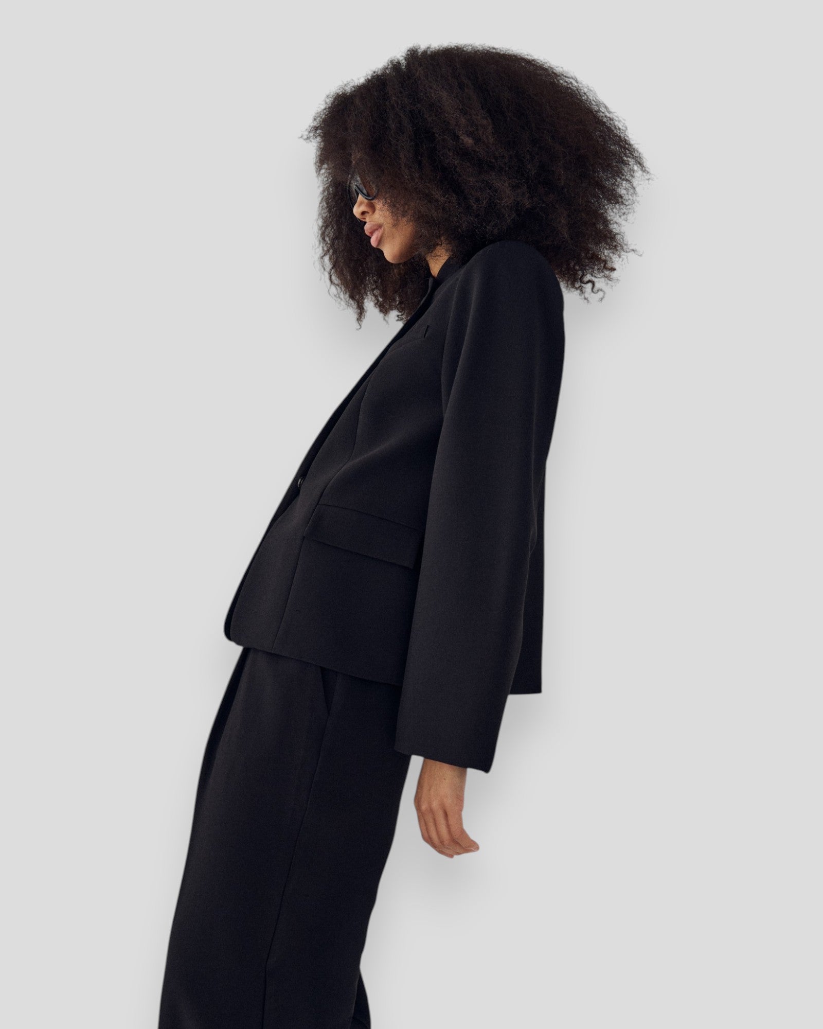Sort N-Monique blazer til kvinder fra Noella, vist i et elegant sort design, fremhæver pasform og stofdetaljer