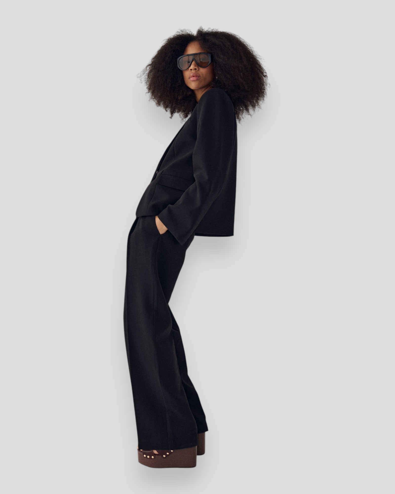 Sort Noella N-Monique dames blazer vist i nærbillede med krave og lommer, stilfuld og elegant til kvinder.